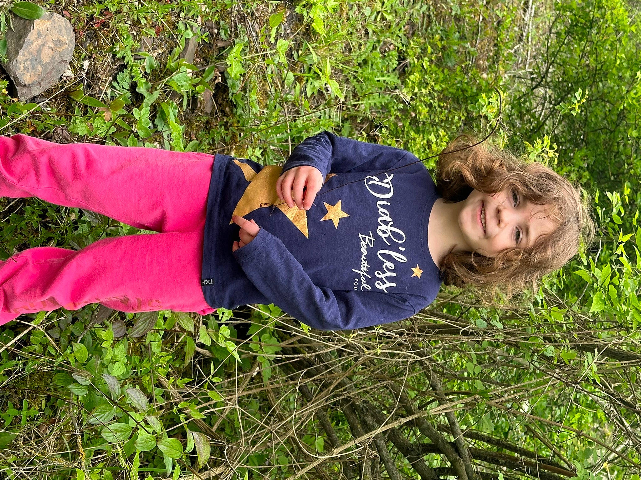 Lea participe au concours pour gagner de l'argent avec cette photo : fun, grass, grassland, groundcover, happy, hat, joy, lawn, leisure, people_in_nature, person, plant, prairie, sitting, sleeve, smile, t_shirt
