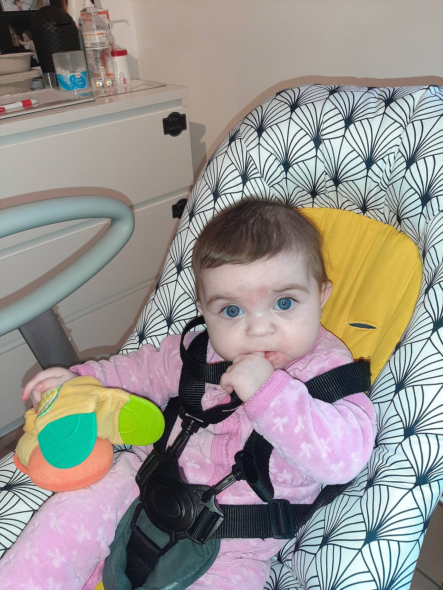 Lea participe au concours pour gagner de l'argent avec cette photo : baby, baby_carriage, baby_products, cheek, child, eye, iris, person, product, room, skin, toddler