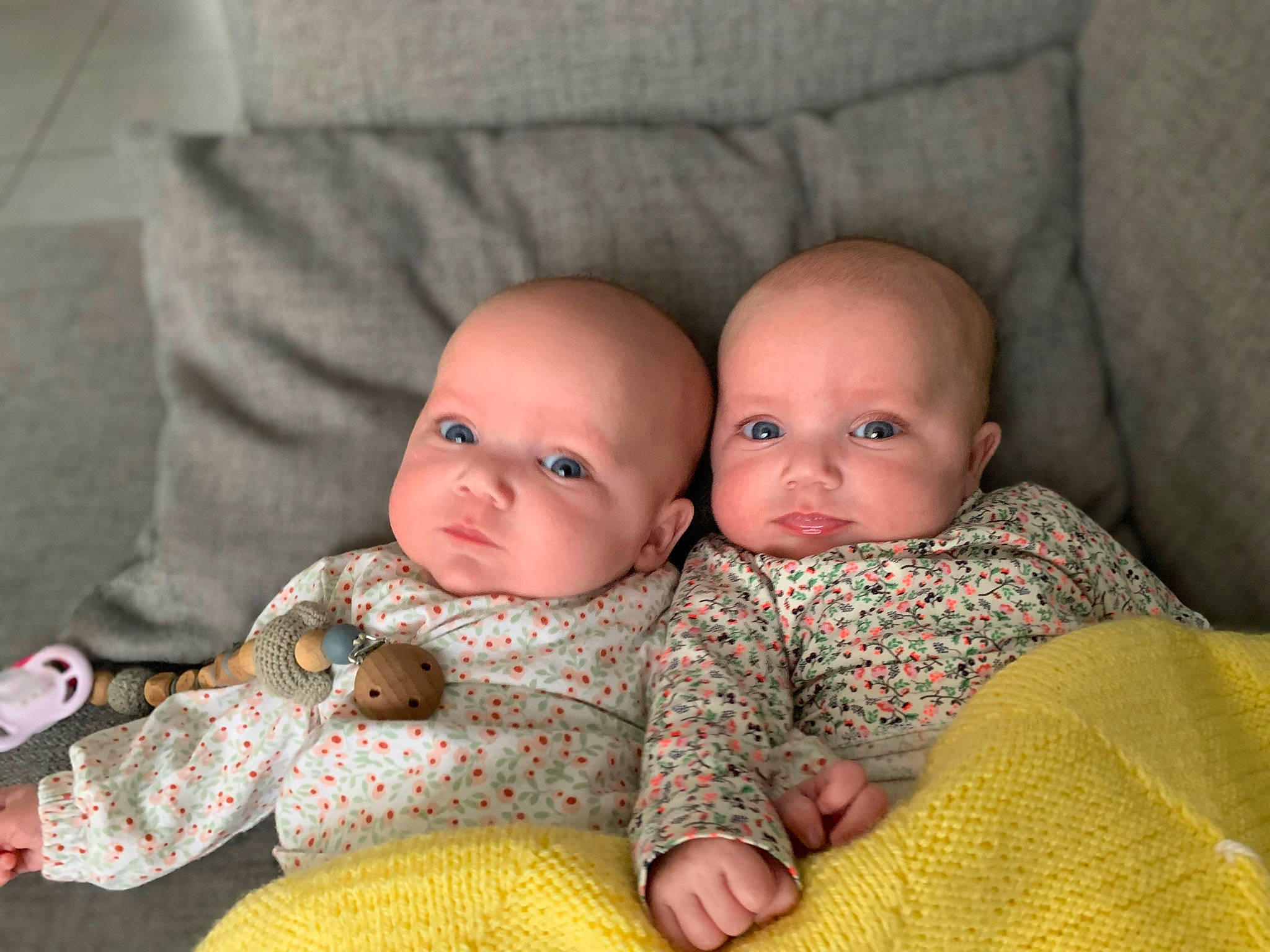 Lily Et Rose a rejoint le concours — aidez-le/la à gagner de superbes lots ! baby, baby_products, baby_toddler_clothing, bedtime, cheek, child, chin, comfort, eye, fun, happy, iris, linens, nose, pattern, person, sitting, skin, sleeve, toddler