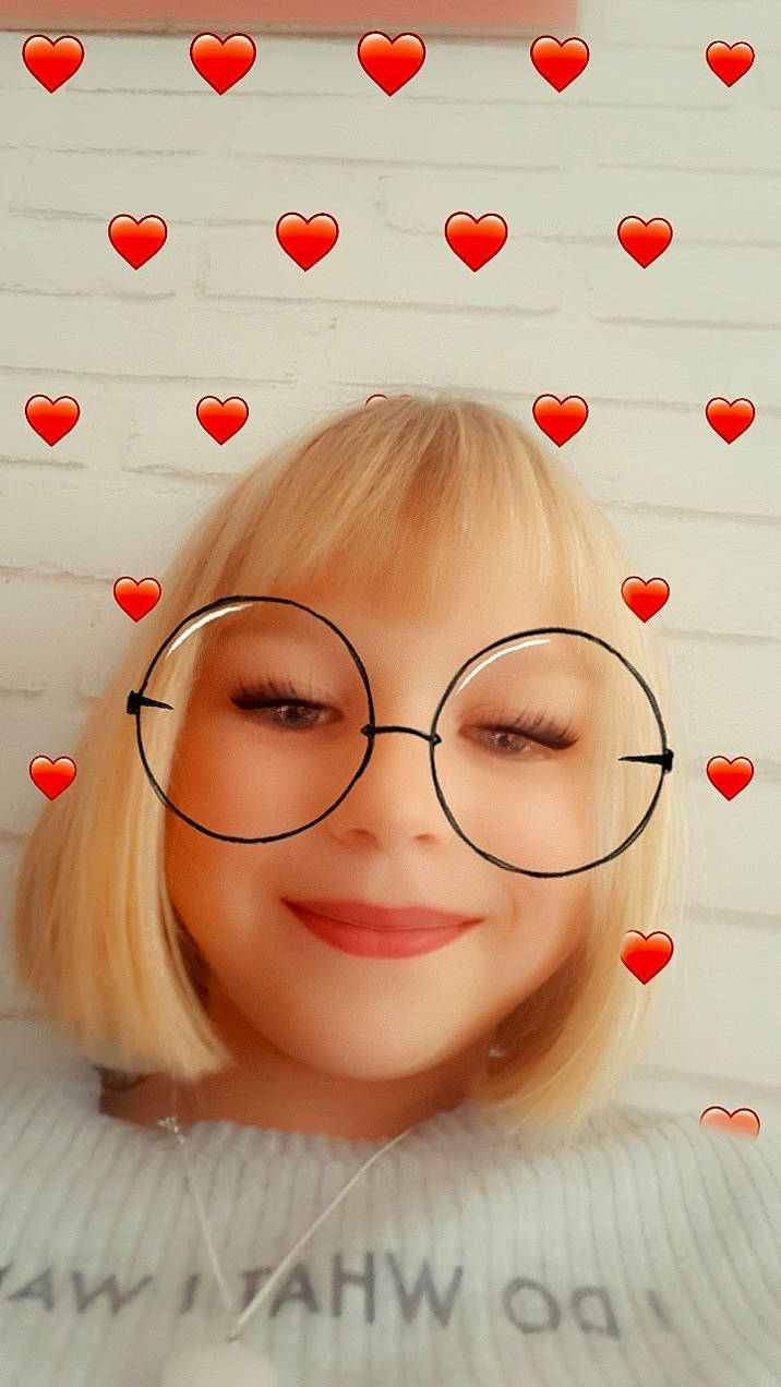 Zoe a rejoint le concours — aidez-le/la à gagner de superbes lots ! blond, cheek, child, eyewear, face, facial_expression, forehead, glasses, hair, happy, head, illustration, joy, lip, nose, person, skin, smile, vision_care