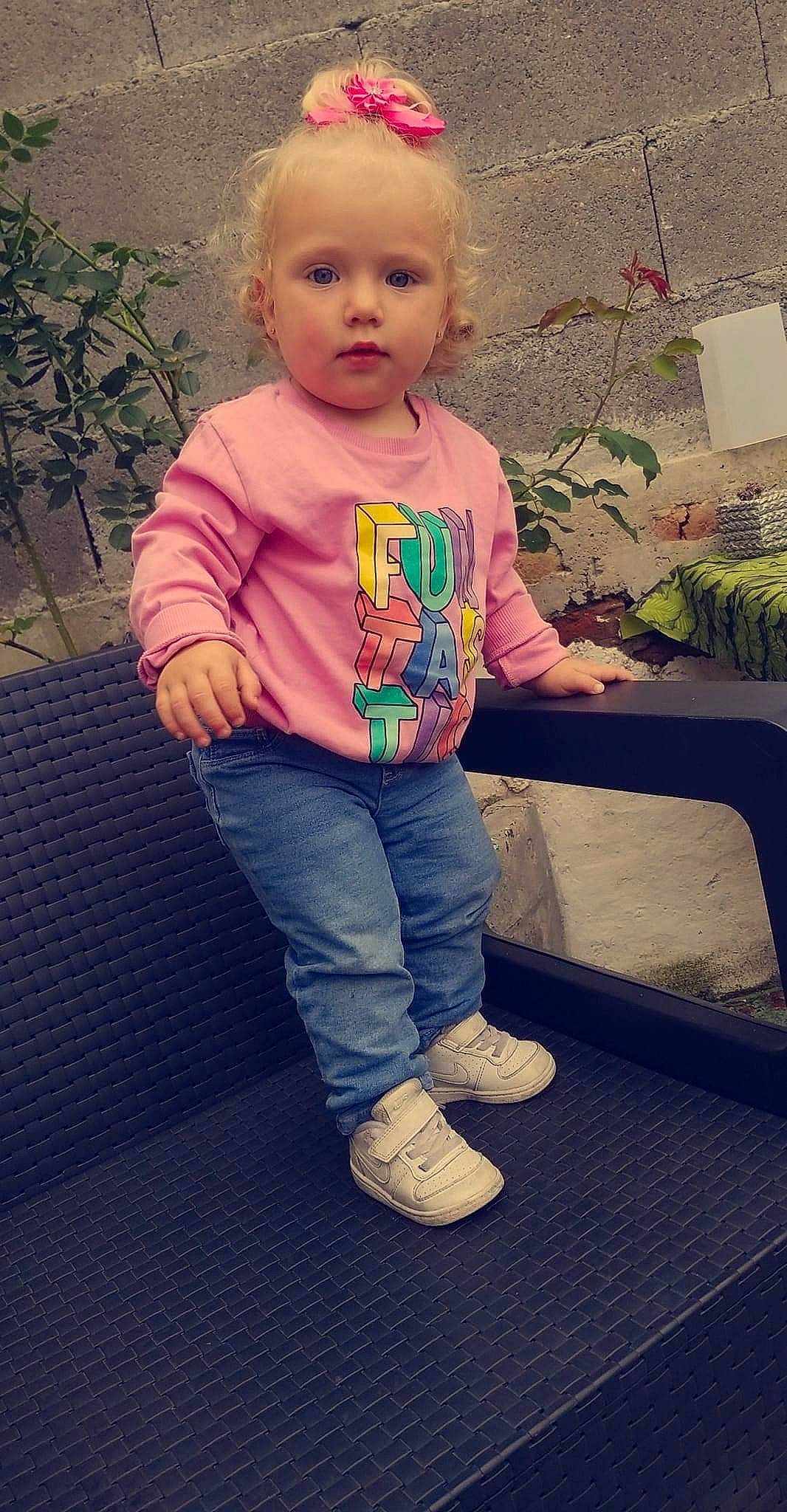 Zaïra participe au concours pour gagner de l'argent avec cette photo : baby_toddler_clothing, beauty, cheek, cool, eye, face, footwear, grass, hair, happy, nose, pattern, person, pink, plant, skin, sleeve, sportswear, t_shirt, tints_and_shades