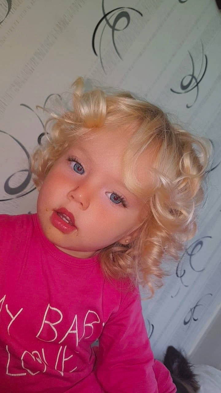 Zaïra participe au concours pour gagner de l'argent avec cette photo : baby_toddler_clothing, cheek, child, ear, eye, eyebrow, eyelash, face, hair, hairstyle, happy, head, iris, lip, person, pink, skin, sleeve, smile, toddler