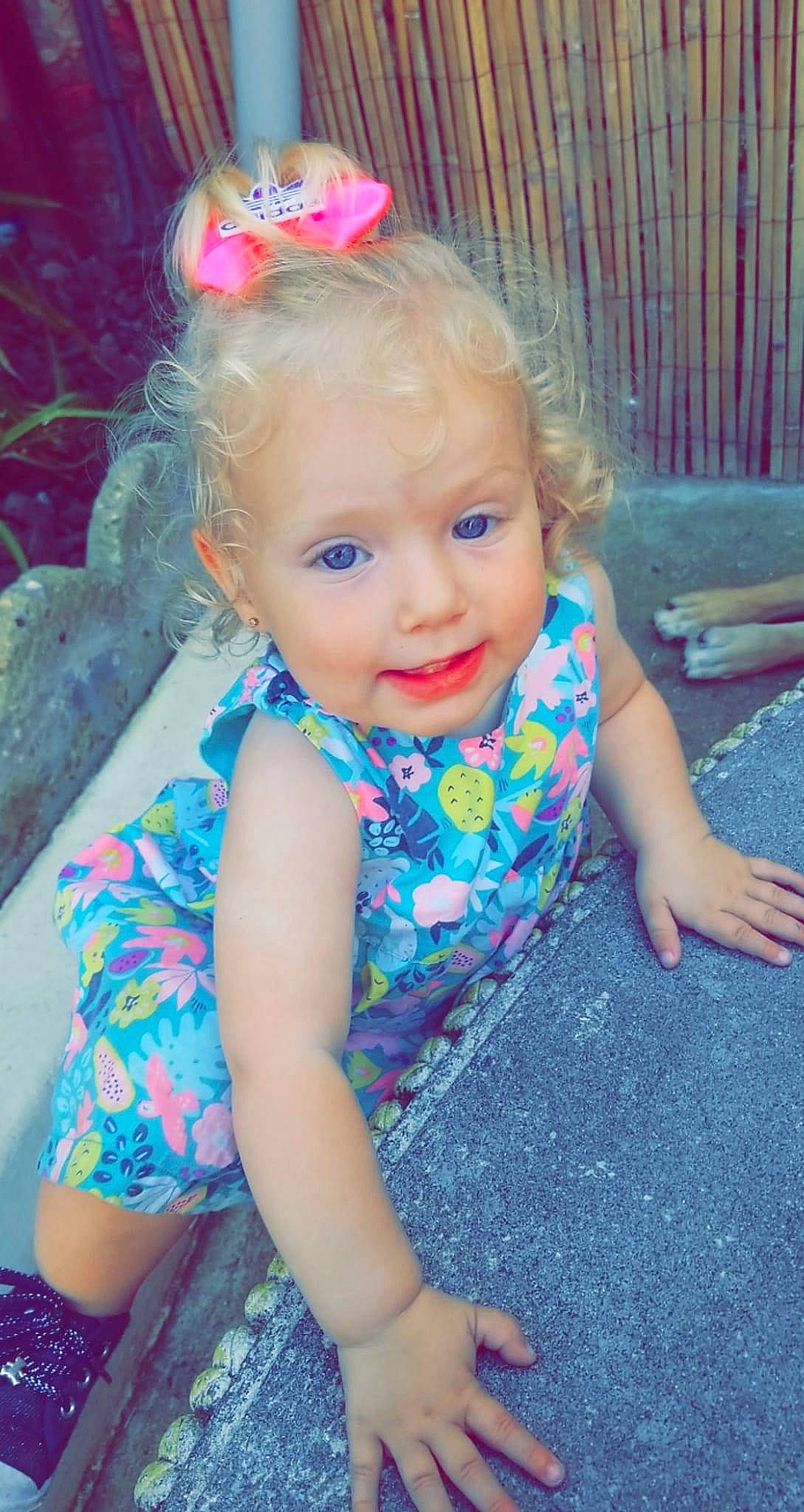 Zaïra a rejoint le concours — aidez-le/la à gagner de superbes lots ! baby_toddler_clothing, blue, cheek, cool, dress, eye, grass, hair, hairstyle, happy, head, iris, organ, person, pink, plant, purple, skin, smile, standing