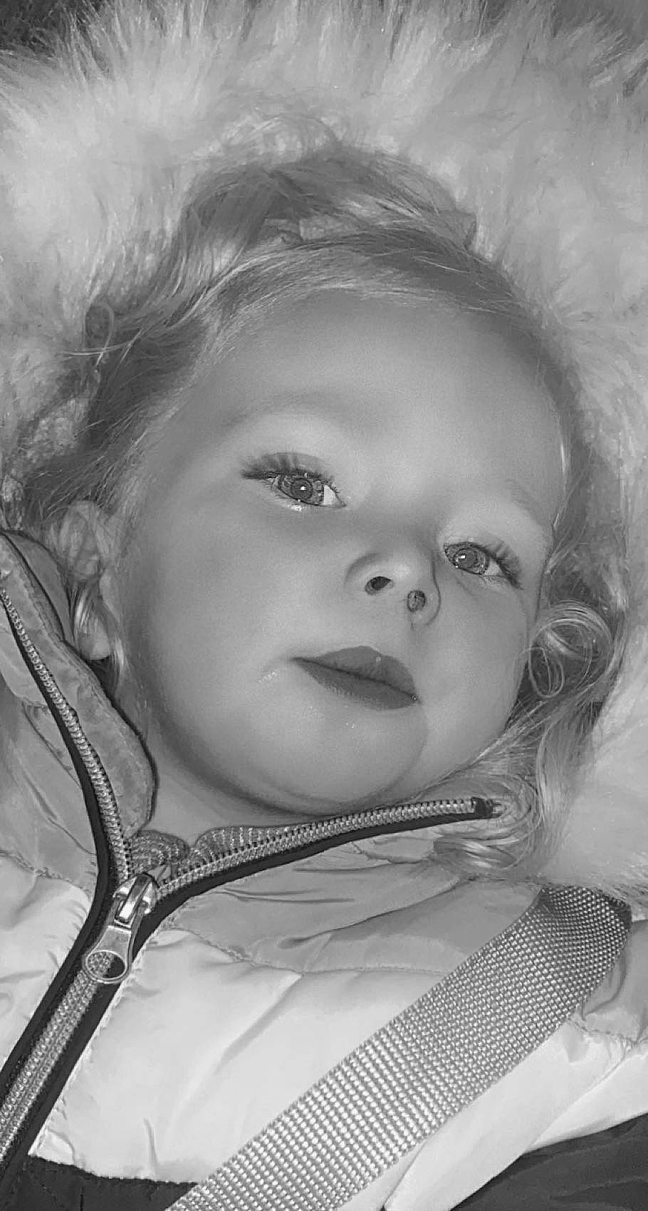 Zaïra participe au concours pour gagner de l'argent avec cette photo : baby, black_and_white, cheek, chin, eye, eyebrow, eyelash, face, flash_photography, grey, hair, hairstyle, head, iris, lip, mouth, nose, organ, person, skin