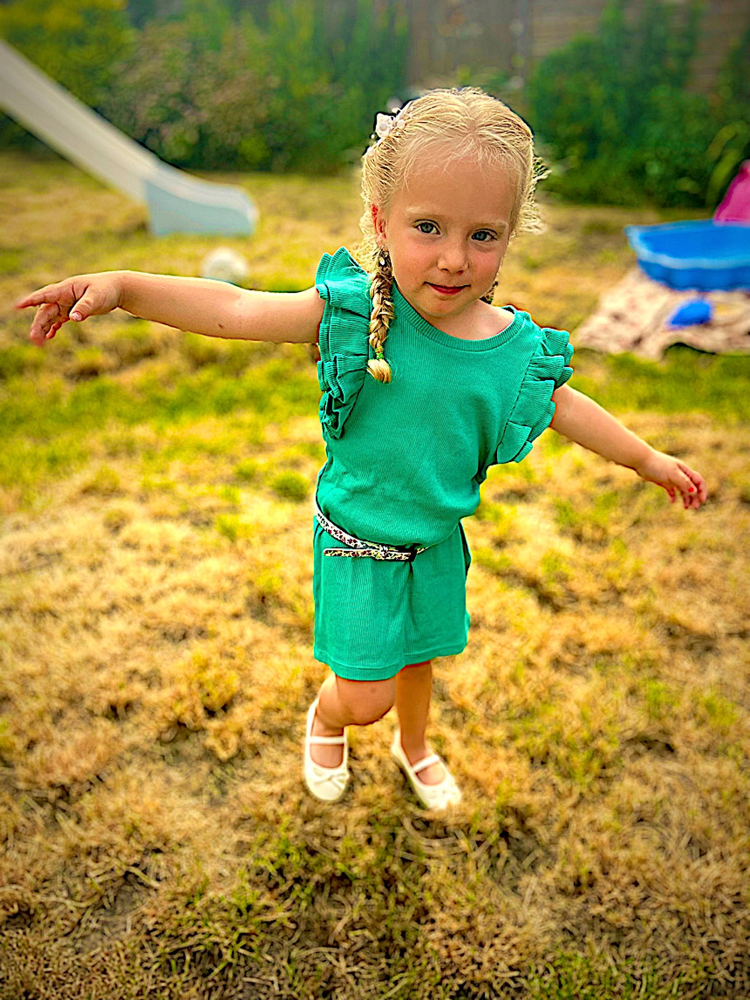 Zaïra a rejoint le concours — aidez-le/la à gagner de superbes lots ! baby, baby_toddler_clothing, finger, flash_photography, fun, gesture, grass, grass_family, grassland, green, happy, lawn, leisure, meadow, people_in_nature, person, plant, recreation, smile, toddler