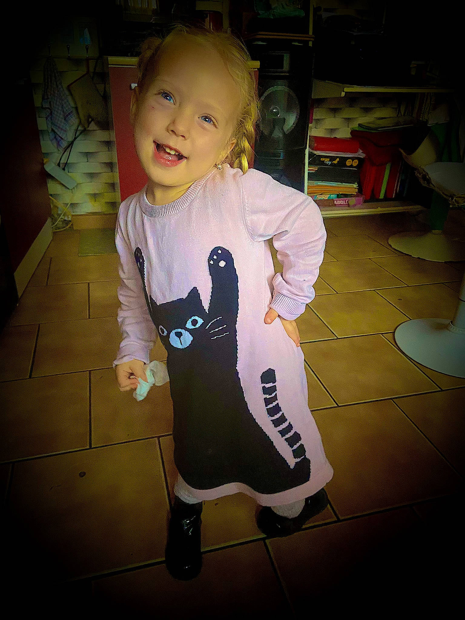 Zaïra participe au concours pour gagner de l'argent avec cette photo : baby, baby_toddler_clothing, cheek, child, eye, flash_photography, floor, flooring, fun, hair, happy, head, long_sleeved_t_shirt, outerwear, person, sitting, sleeve, smile, sportswear, t_shirt