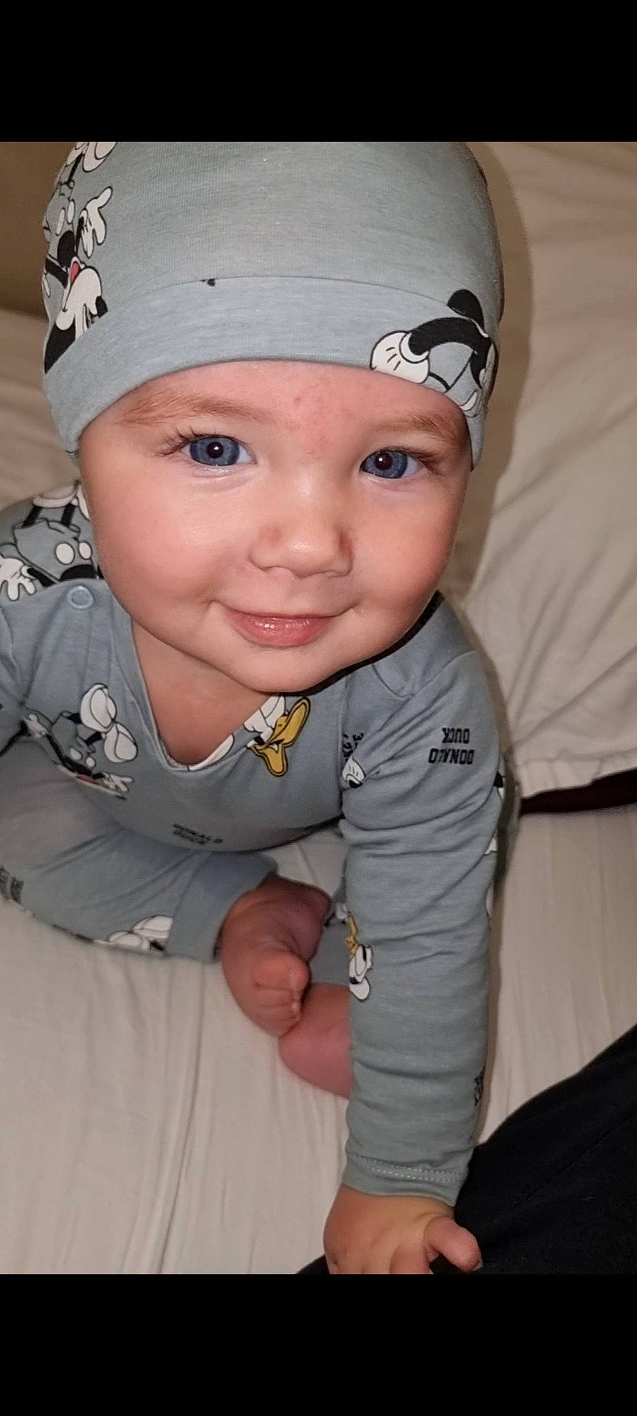 Ayman participe au concours pour gagner de l'argent avec cette photo : arm, cap, cheek, chin, cool, eye, face, facial_expression, finger, gesture, hand, happy, head, headgear, headwear, joy, organ, person, skin, sleeve