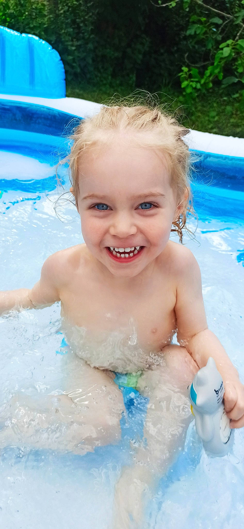 Liyana a rejoint le concours — aidez-le/la à gagner de superbes lots ! aqua, azure, baby, bathing, blue, chest, child, fun, happy, head, joy, leisure, person, photograph, recreation, skin, smile, swimming_pool, swimwear, toddler