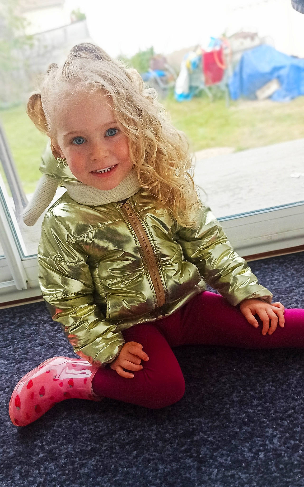 Liyana participe au concours pour gagner de l'argent avec cette photo : baby_toddler_clothing, blond, child, flooring, fun, grass, happy, human_leg, joy, knee, leisure, magenta, person, play, public_space, recreation, sitting, skin, smile, summer