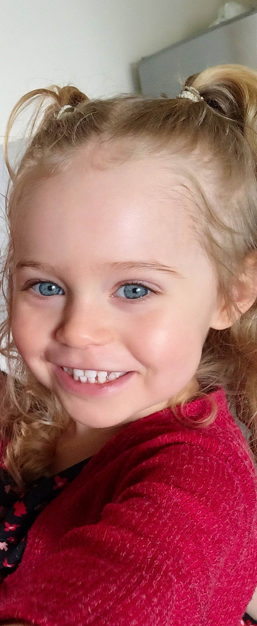 Liyana participe au concours pour gagner de l'argent avec cette photo : cheek, chin, ear, eye, eyebrow, eyelash, face, facial_expression, flash_photography, forehead, head, human, joy, lip, mouth, nose, organ, person, plant, skin