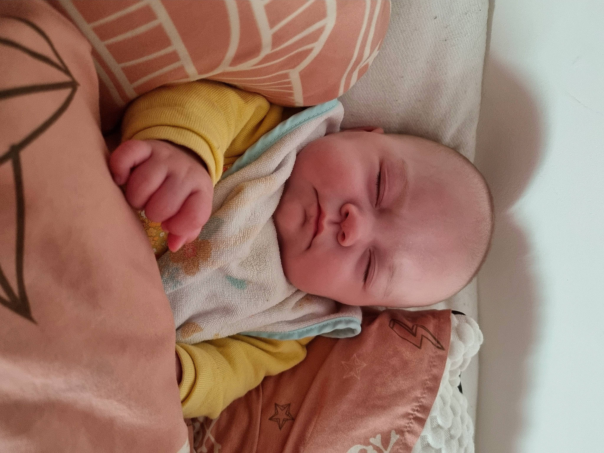 évie Et élie a rejoint le concours — aidez-le/la à gagner de superbes lots ! baby, baby_sleeping, baby_toddler_clothing, bedtime, cheek, chin, close_up, comfort, face, facial_expression, hand, head, human_body, linens, mammal, mouth, nose, person, skin, textile