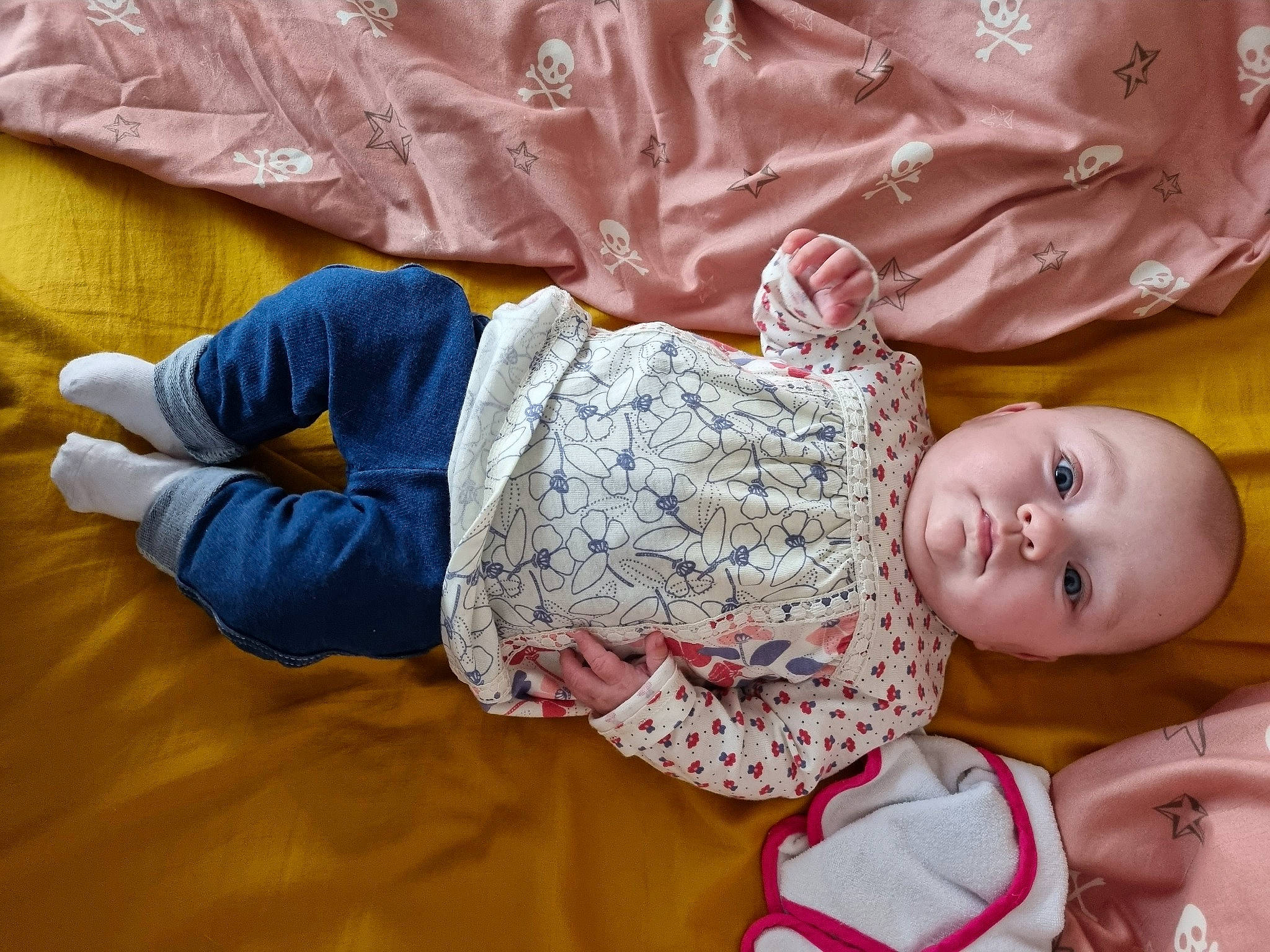 évie Et élie a rejoint le concours — aidez-le/la à gagner de superbes lots ! abdomen, baby, baby_products, baby_sleeping, baby_toddler_clothing, comfort, facial_expression, finger, gesture, hand, head, human_body, leg, mammal, mouth, person, skin, sleeve, textile, toddler