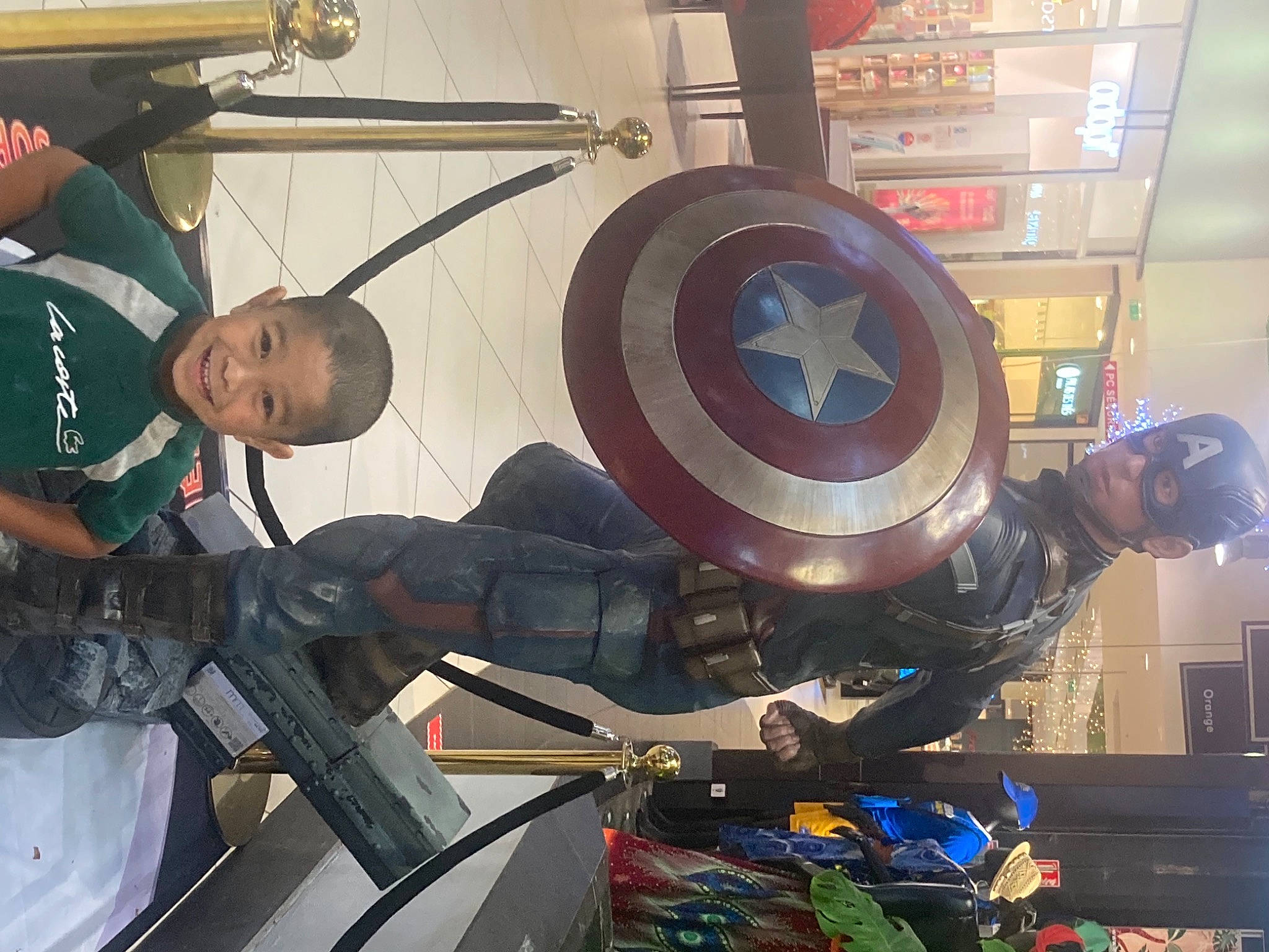 Esaie participe au concours pour gagner de l'argent avec cette photo : aerospace_engineering, avengers, captain_america, costume, engineering, event, fictional_character, fun, headwear, hero, job, joy, machine, metal, person, shield, t_shirt