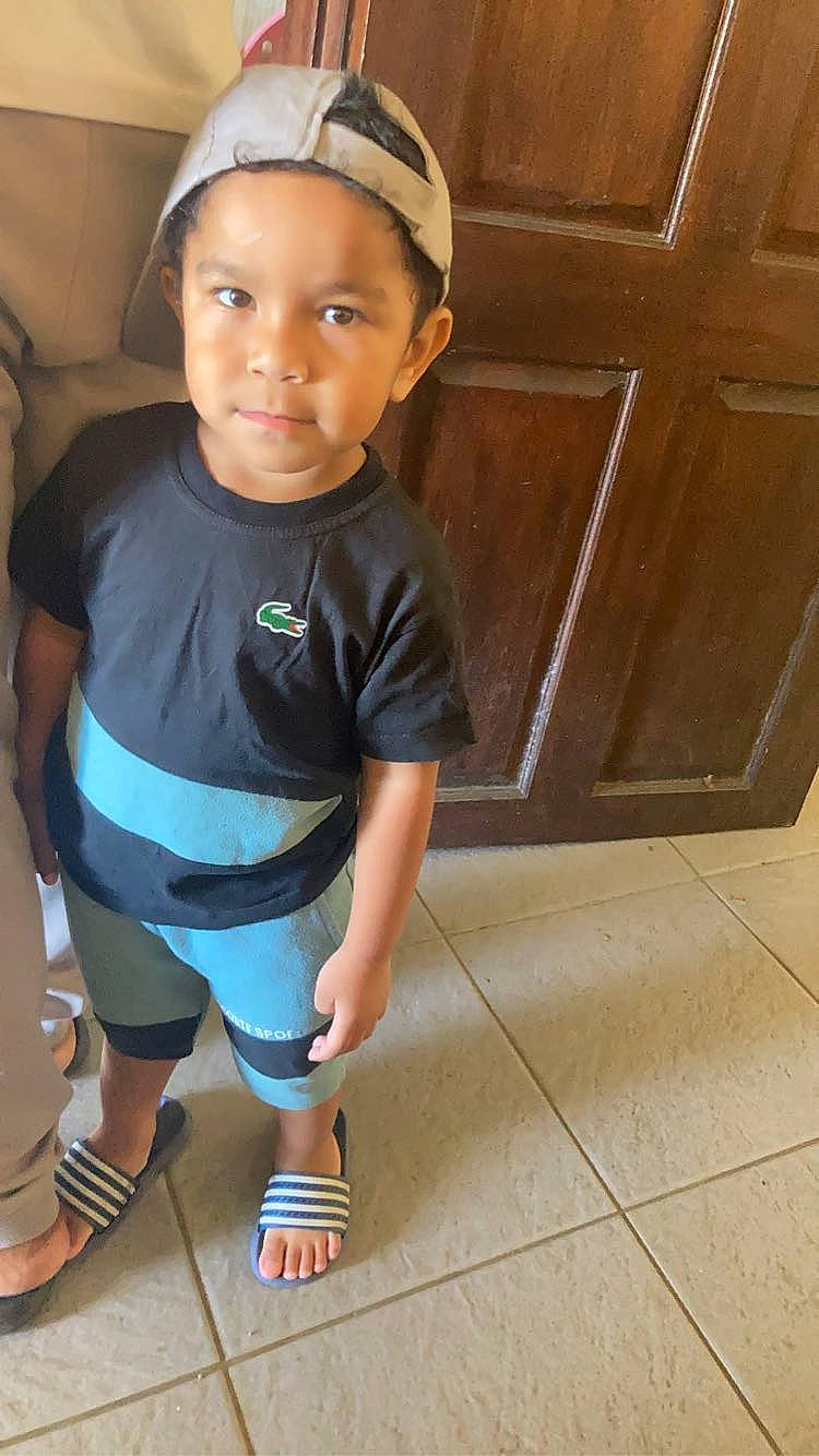 Esaie participe au concours pour gagner de l'argent avec cette photo : baby_toddler_clothing, cap, cool, elbow, electric_blue, eye, face, floor, flooring, happy, human_leg, knee, neck, person, sandal, skin, sleeve, sneakers, t_shirt, thigh