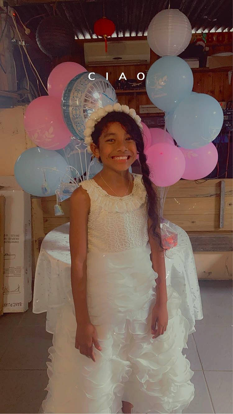 Kaina participe au concours pour gagner de l'argent avec cette photo : balloon, beauty, bridal_accessory, dress, event, fashion_design, formal_wear, fun, gown, happy, joy, one_piece_garment, organ, party_supply, person, pink, skin, smile, snapshot, standing