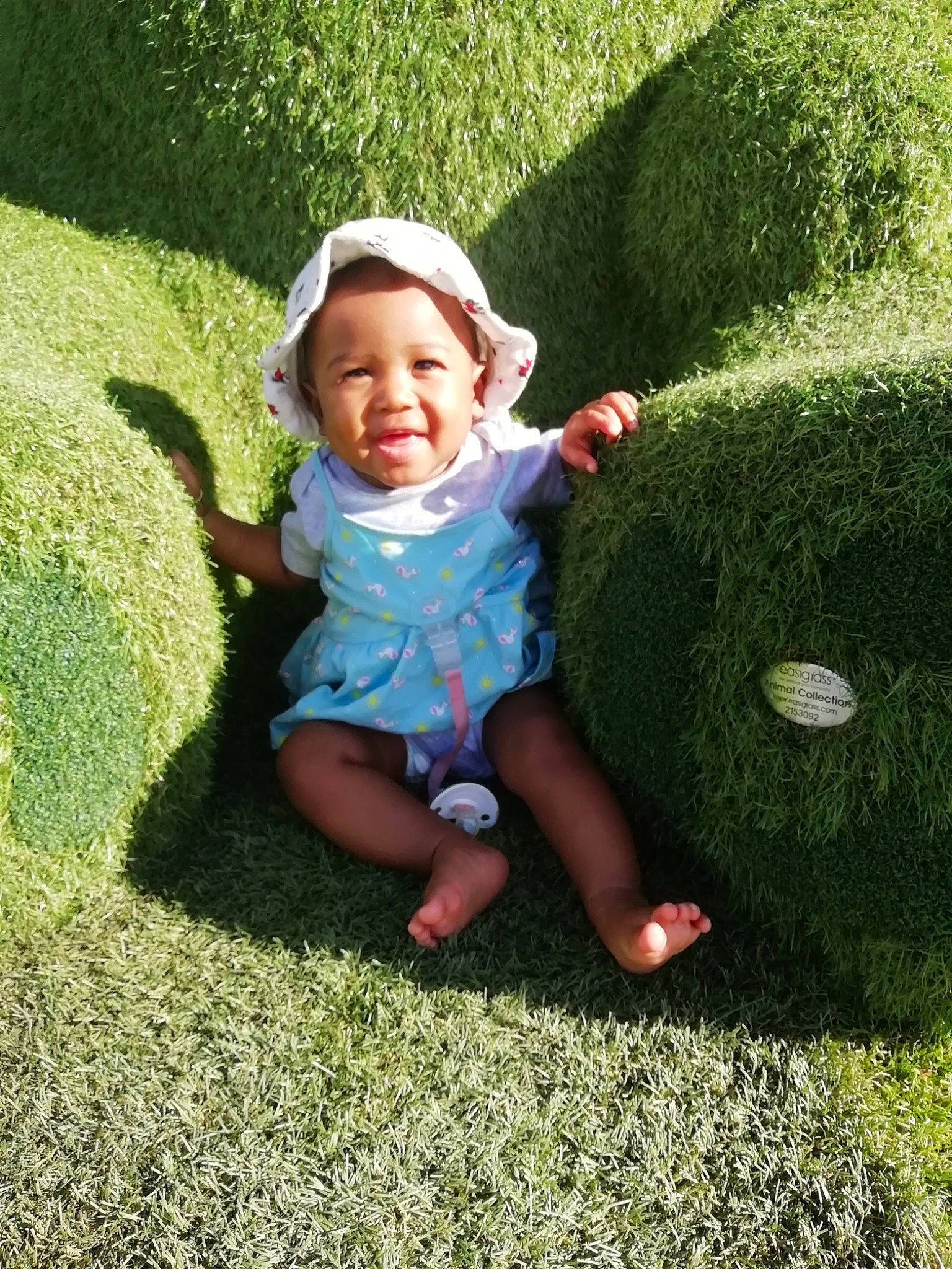 Oya a rejoint le concours — aidez-le/la à gagner de superbes lots ! baby, child, fun, garden, grass, grass_family, green, lawn, leaf, person, plant, play, shrub, smile, summer, toddler, tree