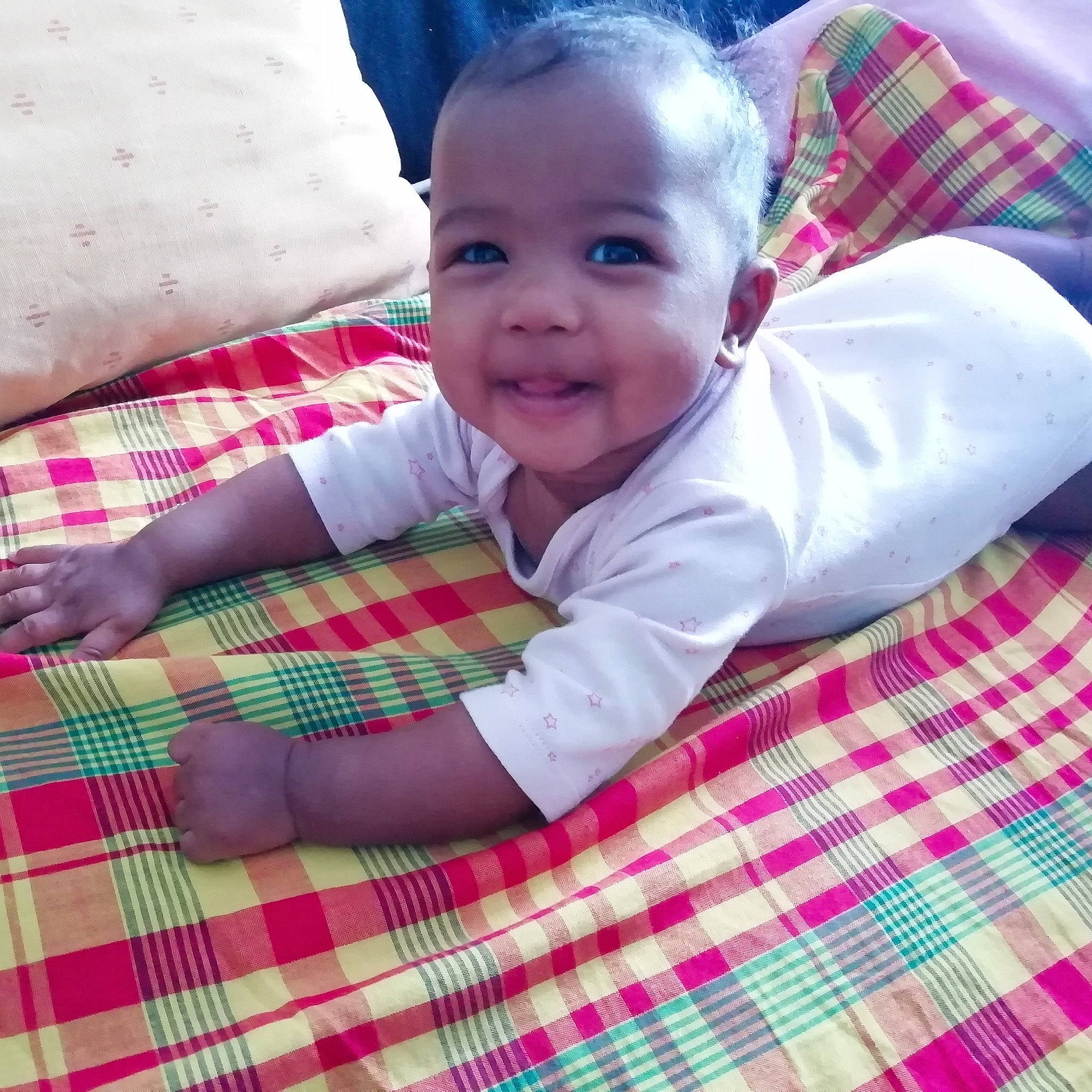 Oya a rejoint le concours — aidez-le/la à gagner de superbes lots ! baby, beauty, bedding, cheek, child, design, eye, face, head, linens, lip, pattern, person, pink, plaid, product, skin, smile, tartan, textile