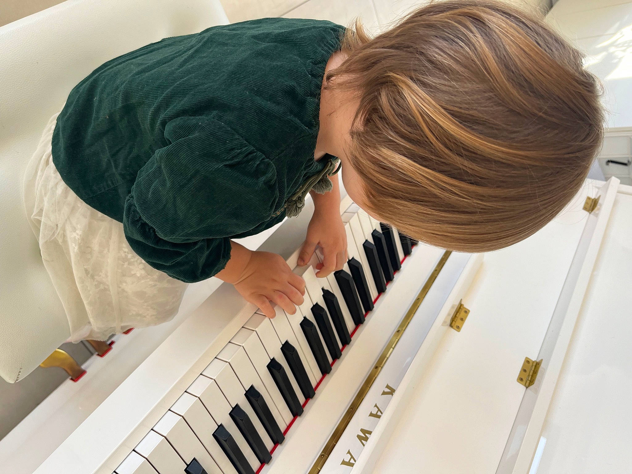 Yeva participe au concours pour gagner de l'argent avec cette photo : child, comfort, digital_piano, electronic_musical_instrument, fashion_accessory, flooring, glasses, hand, keyboard, keyboard_player, music, musical_instrument, musical_instrument_accessory, musical_keyboard, musician, person, pianist, piano, room, t_shirt