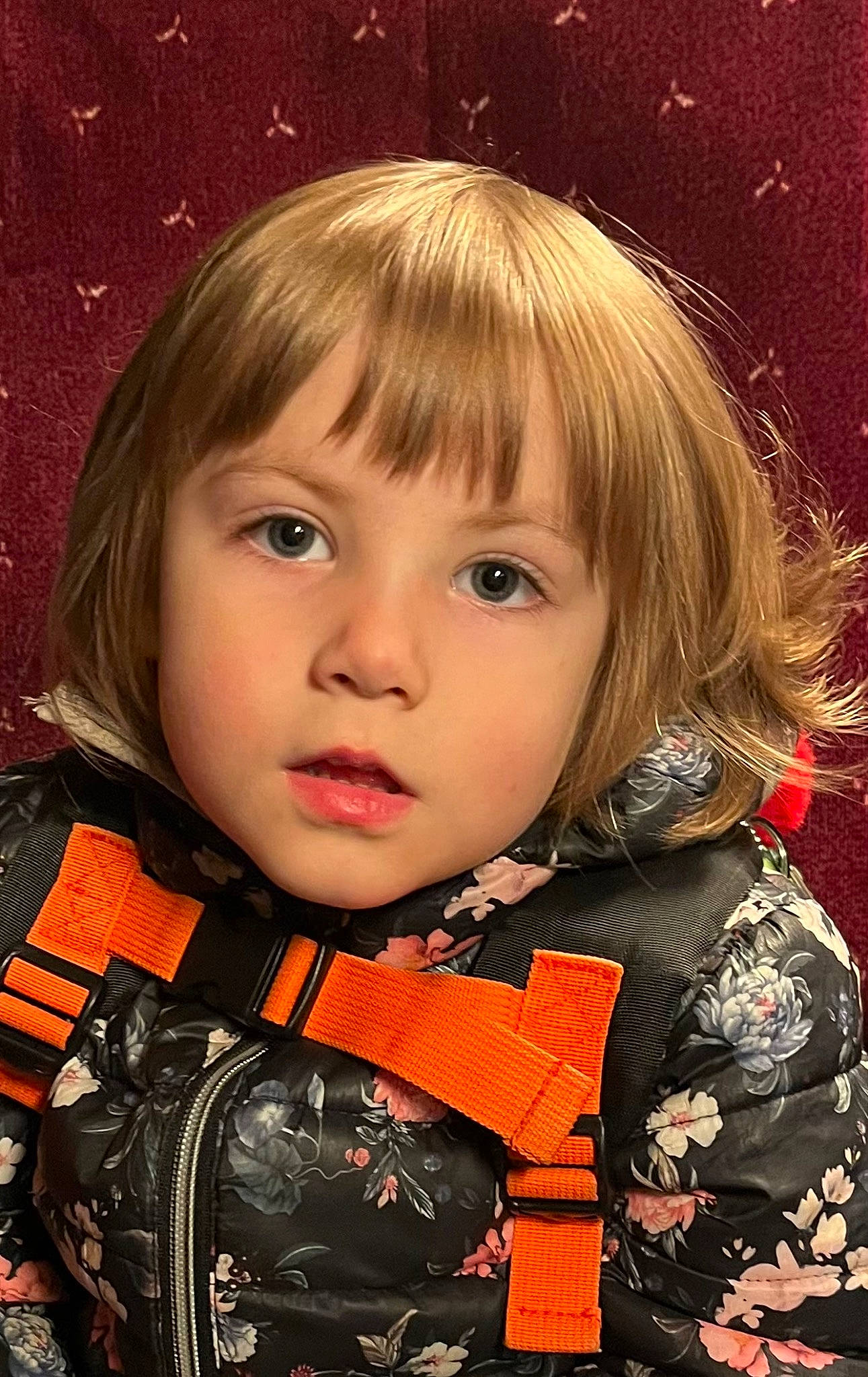 Yeva a rejoint le concours — aidez-le/la à gagner de superbes lots ! bangs, blond, brown_hair, cheek, child, eyebrow, eyelash, fashion_accessory, fun, hair, happy, hime_cut, iris, lip, long_hair, pattern, person, sleeve, space, surfer_hair