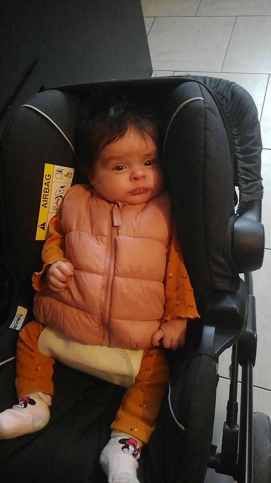 Melya participe au concours pour gagner de l'argent avec cette photo : auto_part, baby, baby_carriage, baby_products, car_seat, car_seat_cover, chair, child, comfort, doll, fashion_accessory, fun, fur, head_restraint, human_leg, lap, person, sitting, stuffed_toy, thumb