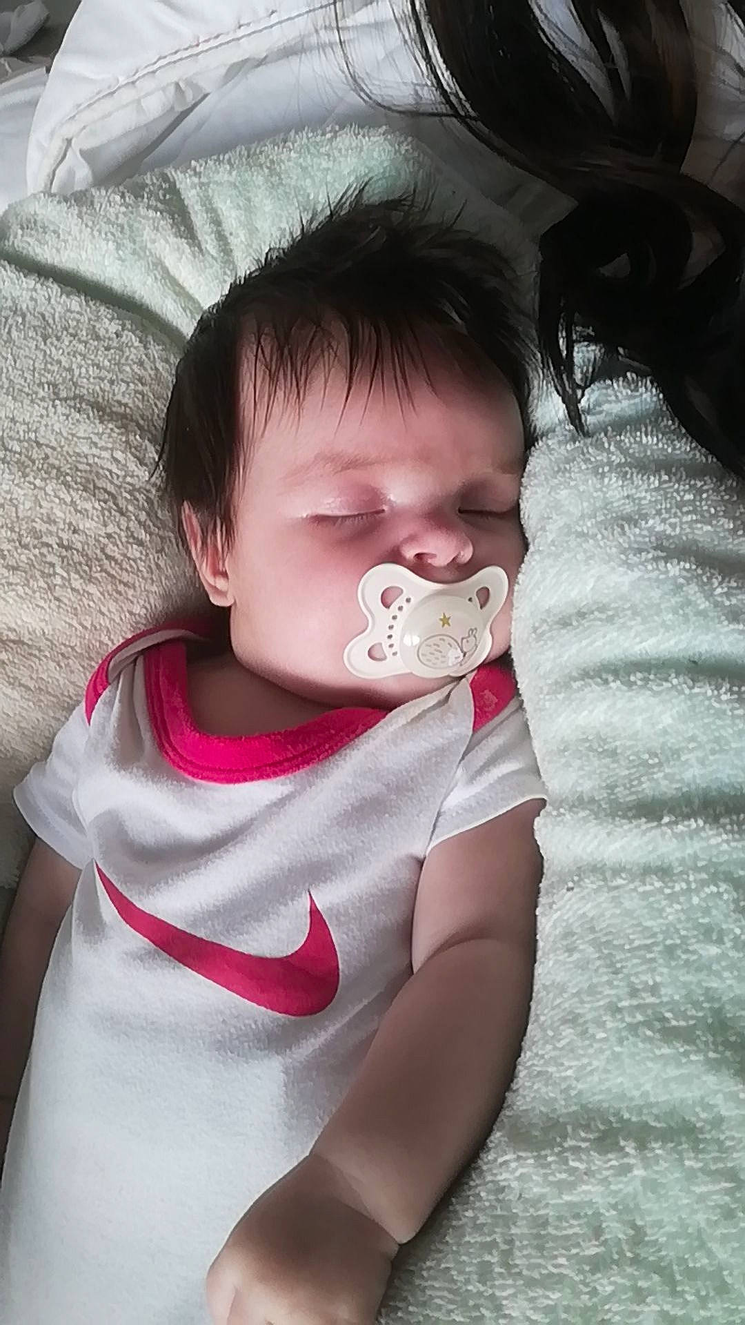 Melya a rejoint le concours — aidez-le/la à gagner de superbes lots ! baby_toddler_clothing, cheek, chin, comfort, ear, eyebrow, eyelash, facial_expression, flash_photography, gesture, happy, iris, jaw, lip, mouth, neck, nose, person, product, skin