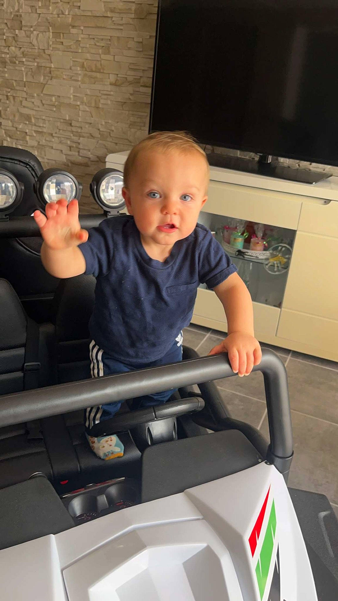 Loïs participe au concours pour gagner de l'argent avec cette photo : auto_part, automotive_design, automotive_exterior, automotive_tire, automotive_wheel_system, automotive_window_part, baby, bumper, child, fun, lap, motor_vehicle, person, sitting, steering_wheel, surprise, t_shirt, thumb, toddler, vehicle