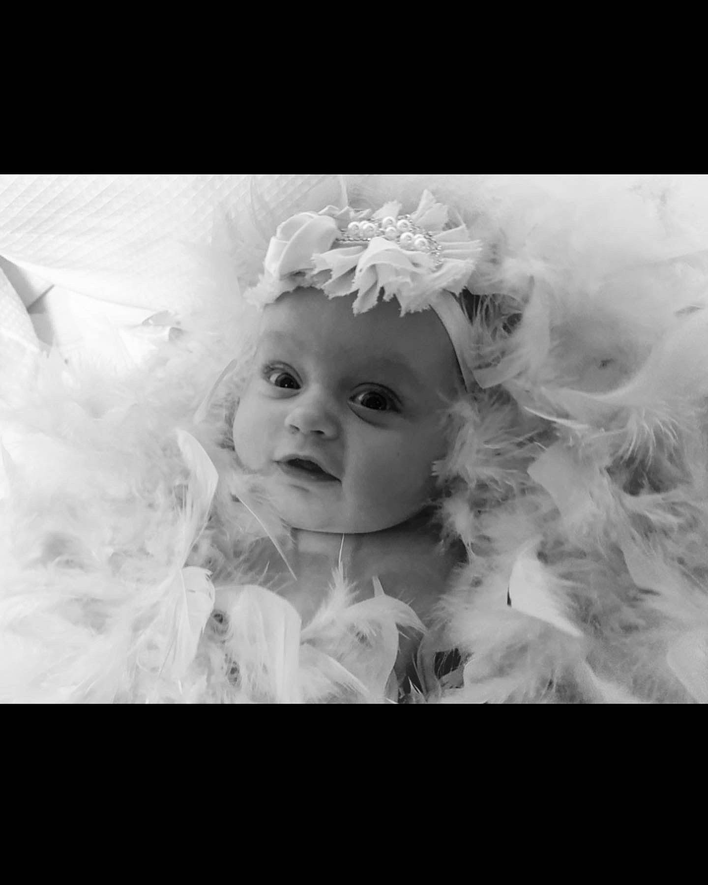 Aelys a rejoint le concours — aidez-le/la à gagner de superbes lots ! baby, baby_toddler_clothing, black_and_white, bridal_accessory, embellishment, eyelash, flash_photography, flower, grass, hair_accessory, happy, hat, headband, headgear, headpiece, monochrome, monochrome_photography, person, petal, style