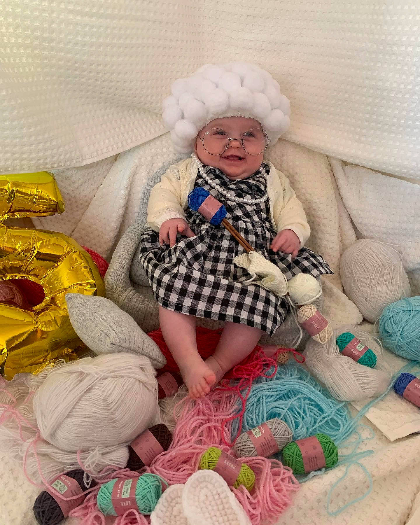 Aelys a rejoint le concours — aidez-le/la à gagner de superbes lots ! arm, baby, baby_toddler_clothing, chair, child, comfort, couch, design, dress, headwear, joy, linens, pattern, person, pink, plaid, room, shoe, sitting, sleeve