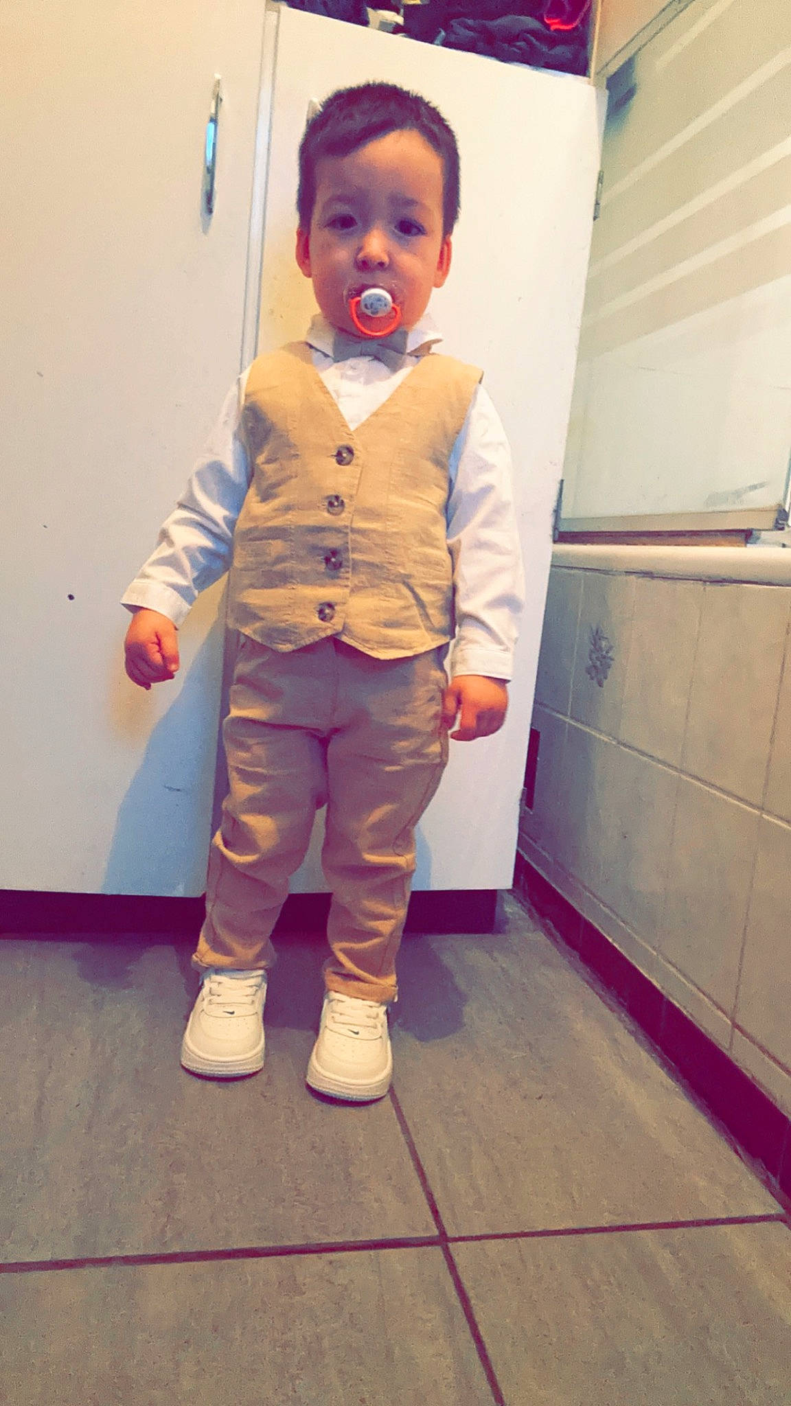 Edenn participe au concours pour gagner de l'argent avec cette photo : blazer, denim, door, dress_shirt, eye, fashion_design, floor, flooring, formal_wear, gesture, happy, head, human_body, leg, magenta, person, shoe, sleeve, toddler, waist