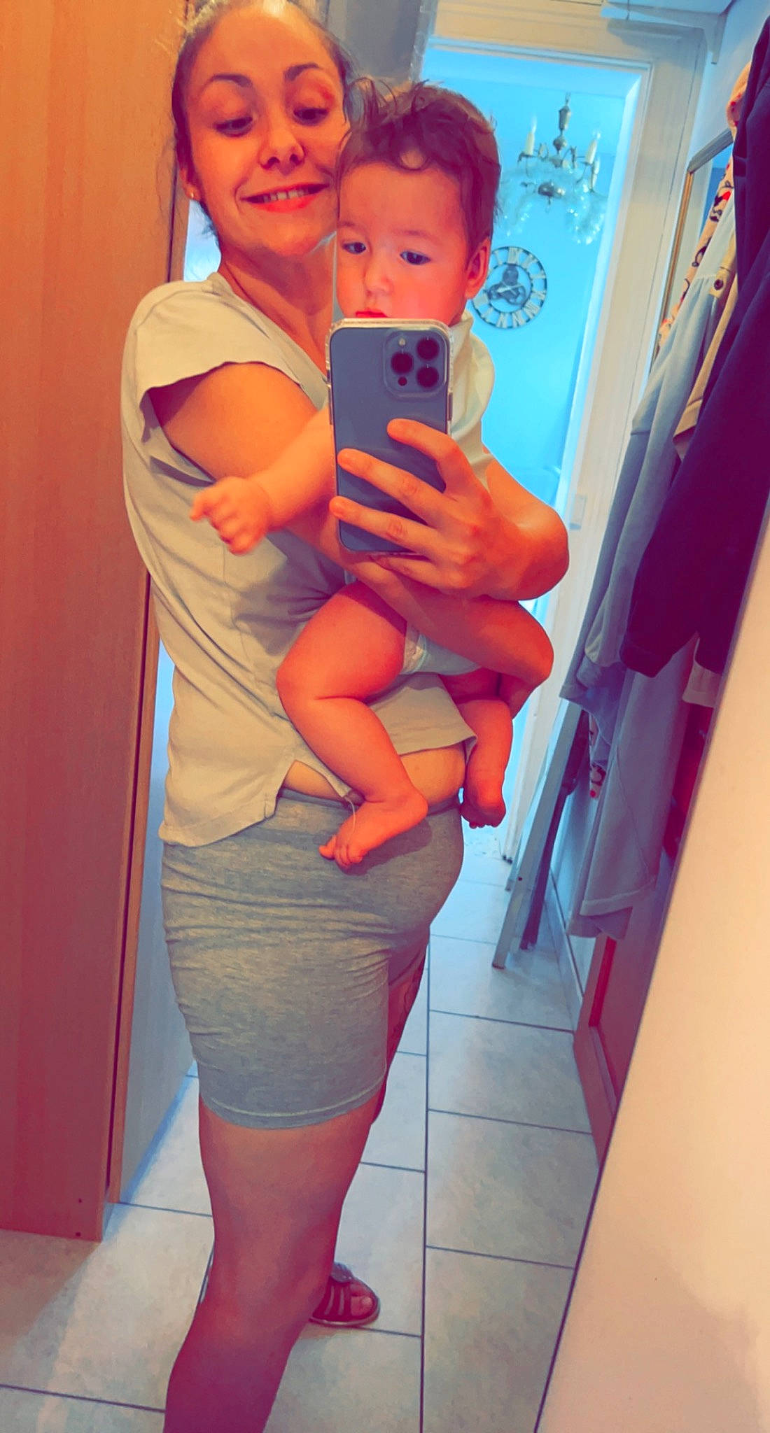 édenn participe au concours pour gagner de l'argent avec cette photo : abdomen, baby, chest, elbow, electric_blue, gesture, happy, human_leg, joy, leg, magenta, mirror, orange, person, pink, red, standing, thigh, thumb, toddler