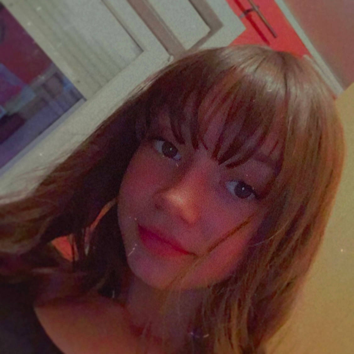 Shanice participe au concours pour gagner de l'argent avec cette photo : bangs, beauty, blond, brown_hair, cheek, chin, eye, eyebrow, face, forehead, hair, hair_coloring, hairstyle, head, layered_hair, lip, long_hair, mouth, nose, person