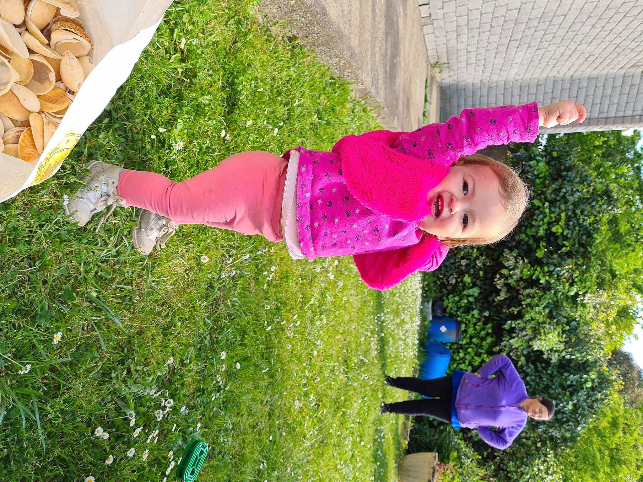 Léana participe au concours pour gagner de l'argent avec cette photo : child, cuisine, electric_blue, flower, fun, garden, grass, green, happy, joy, lawn, leisure, magenta, people_in_nature, person, pink, plant, shrub, spring, toddler