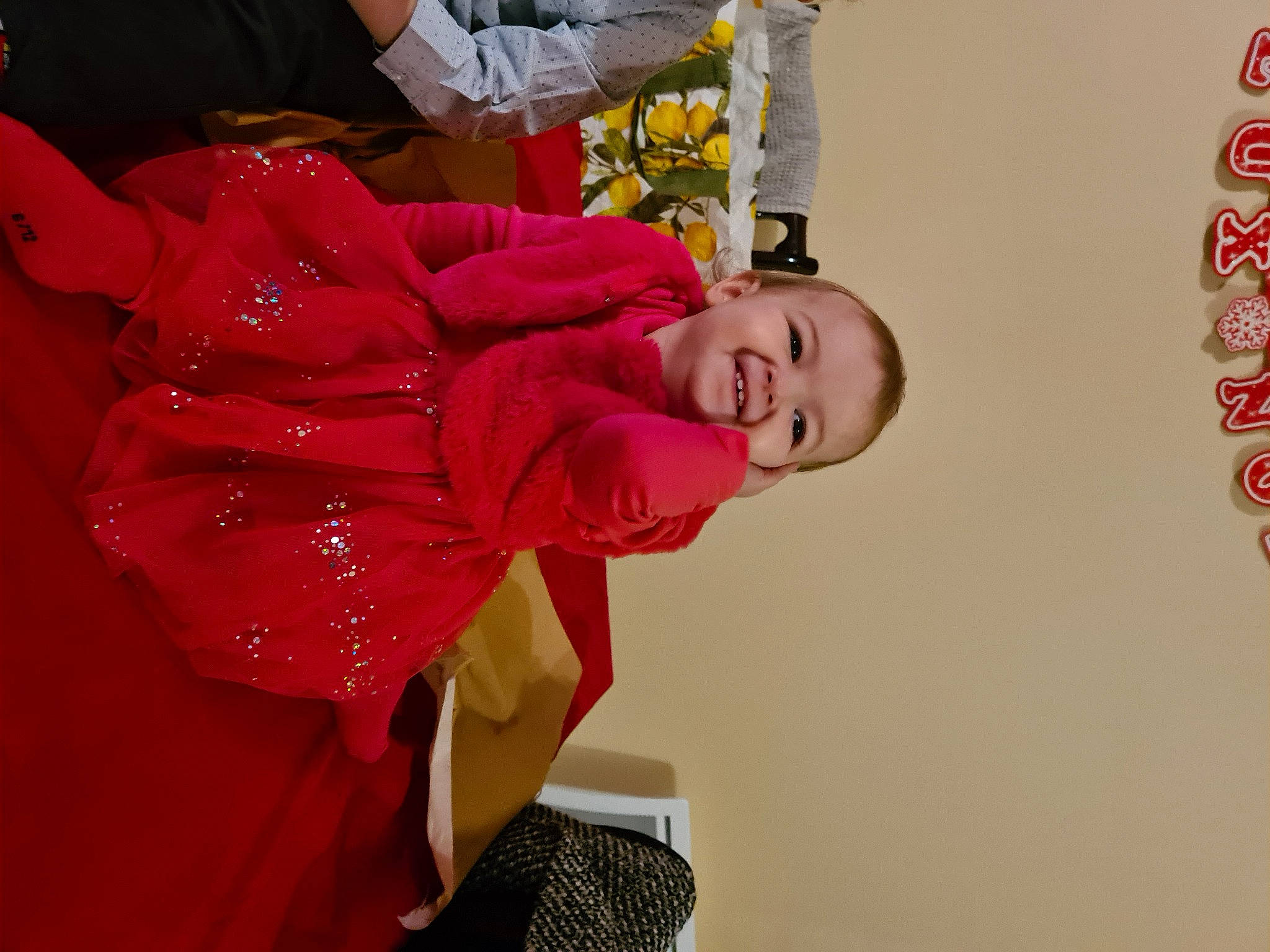 Léana a rejoint le concours — aidez-le/la à gagner de superbes lots ! ceremony, child, entertainment, event, fashion_design, flower, fun, happy, joy, magenta, peach, person, plant, room, smile, tradition