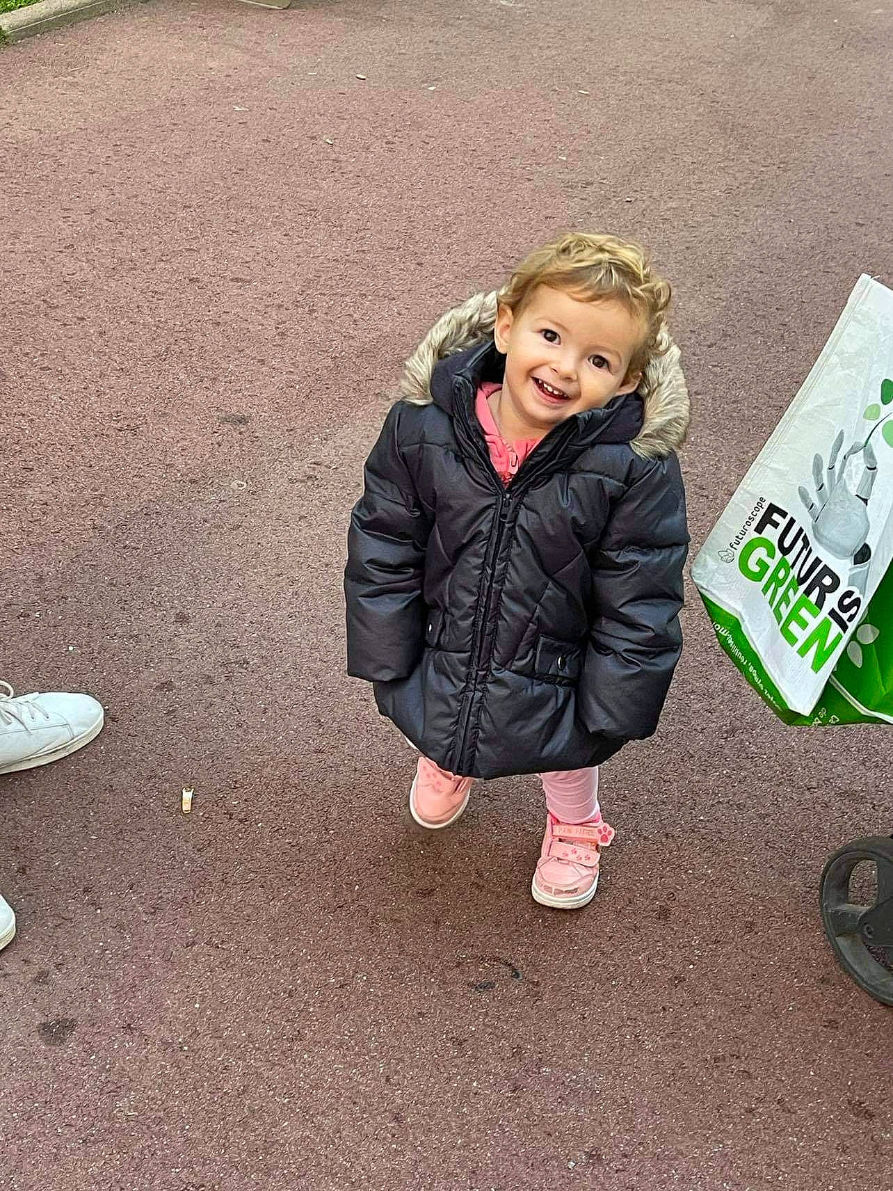 Léana a rejoint le concours — aidez-le/la à gagner de superbes lots ! asphalt, child, city, concrete, cool, flooring, fun, grass, happy, jacket, joy, leisure, person, recreation, road, road_surface, sidewalk, sitting, smile, soil