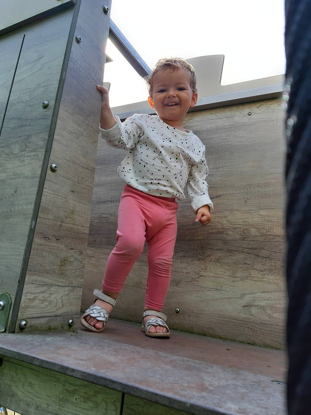 Léana a rejoint le concours — aidez-le/la à gagner de superbes lots ! beauty, child, city, fun, grass, happy, human_leg, joy, leg, leisure, magenta, outdoor_play_equipment, person, pink, play, recreation, sandal, sky, smile, standing