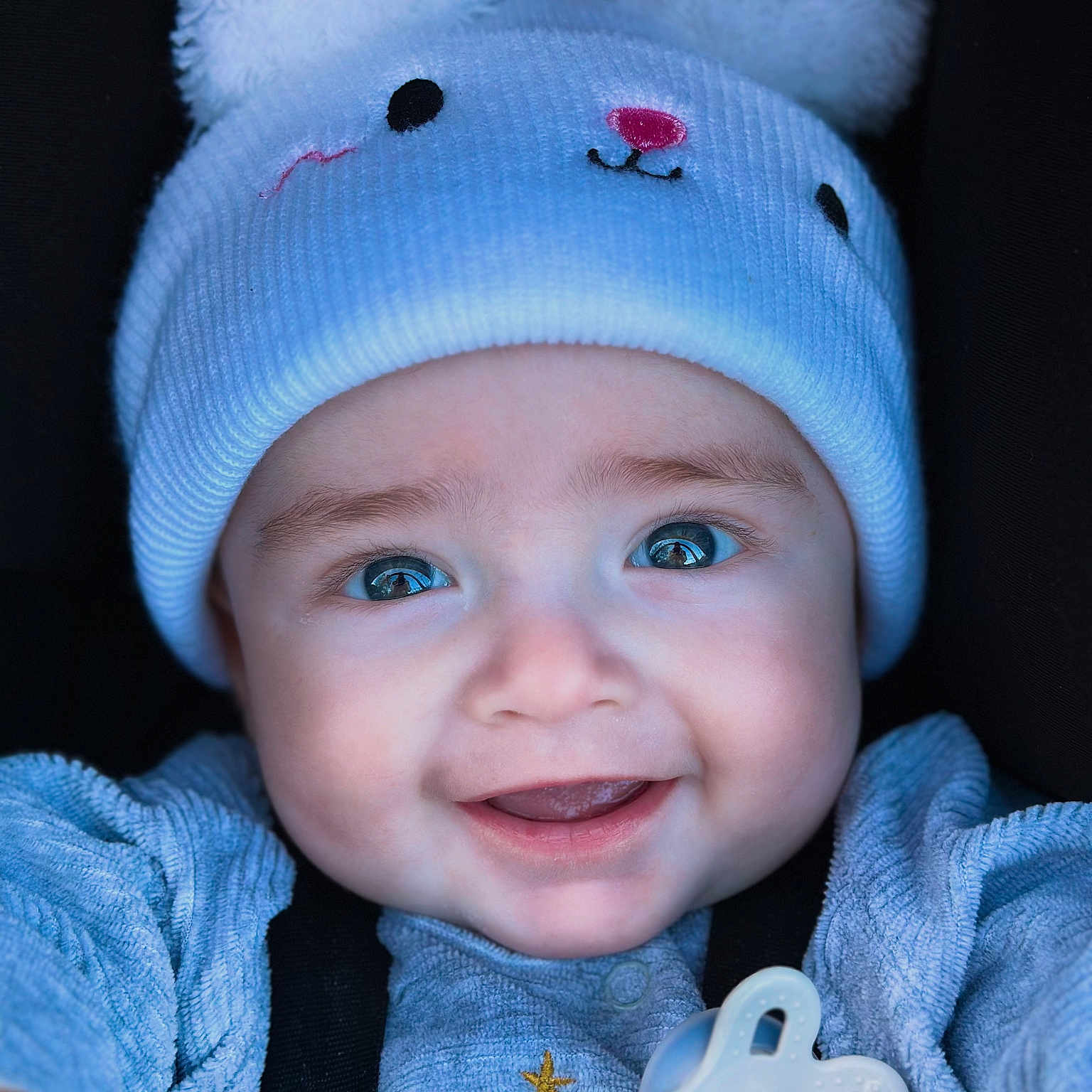 Bouboule a rejoint le concours — aidez-le/la à gagner de superbes lots ! adorable, baby, baby_fashion, baby_girl_or_boy, blue_eyes, bunny_ears, child, close_up, cozy_clothing, cute, face, happy, headwear, infant, knit_hat, pacifier, portrait, smiling, warm_clothes, young_child
