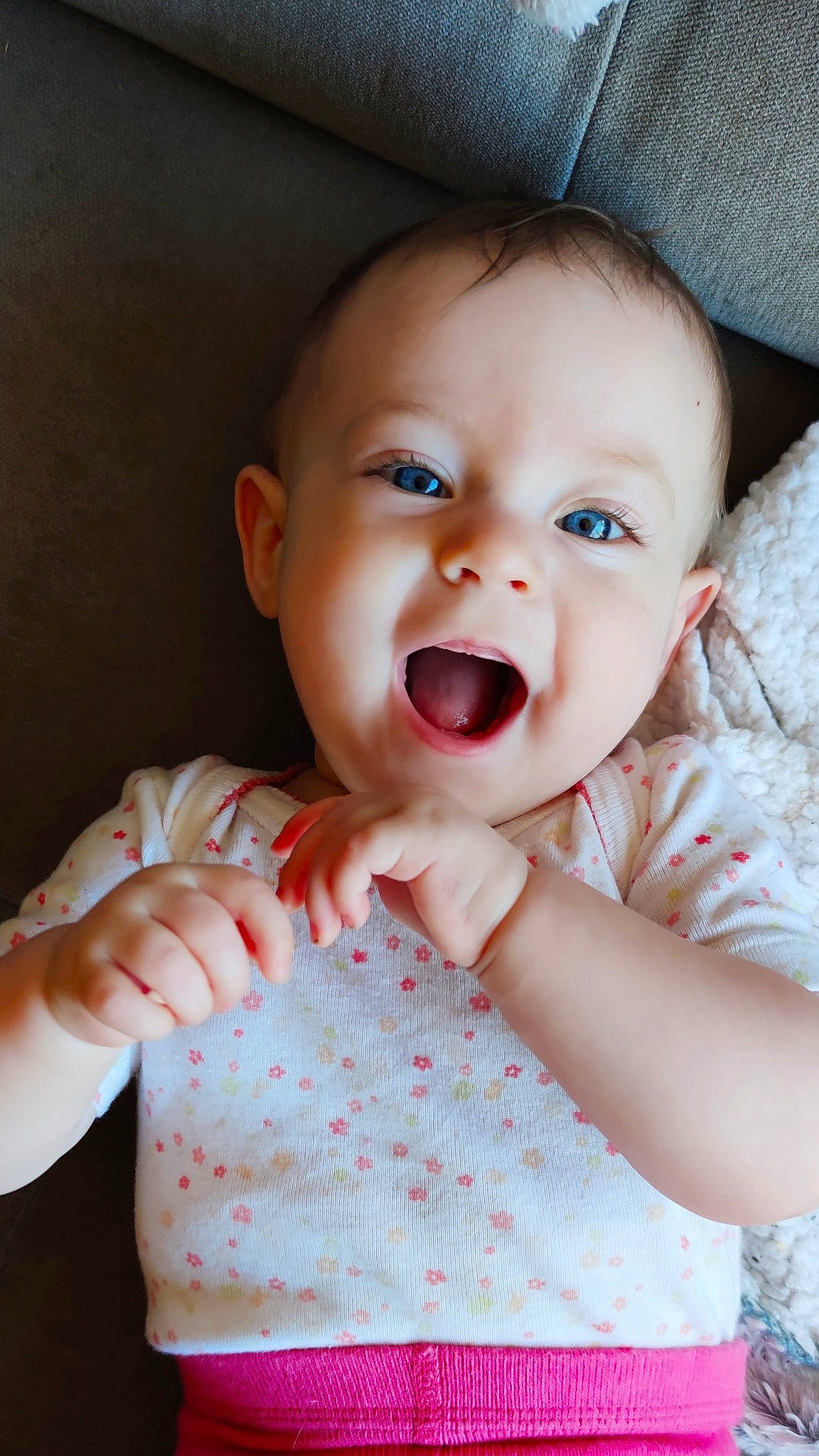 Hina a rejoint le concours — aidez-le/la à gagner de superbes lots ! baby, baby_toddler_clothing, cheek, chin, eye, face, finger, gesture, hand, happy, iris, lip, mouth, nose, person, pink, skin, sleeve, smile, toddler