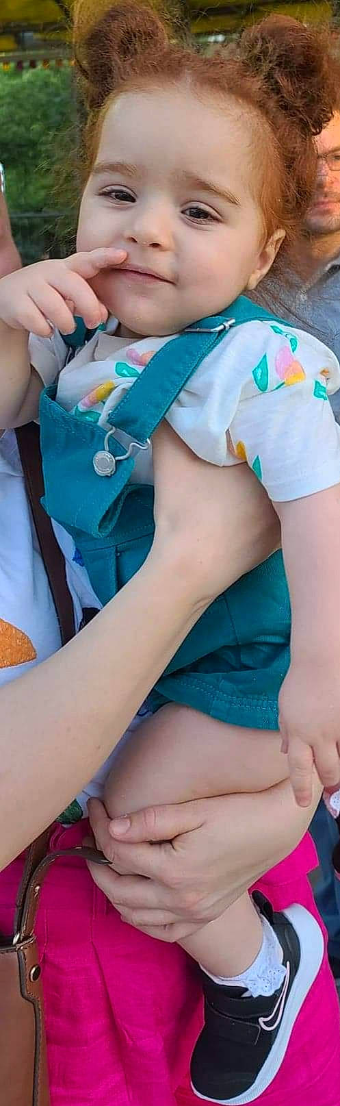 M Tir participe au concours pour gagner de l'argent avec cette photo : aqua, arm, azure, baby_toddler_clothing, blue, comfort, elbow, finger, gesture, green, hand, joint, knee, leg, neck, person, shoulder, skin, thigh, white