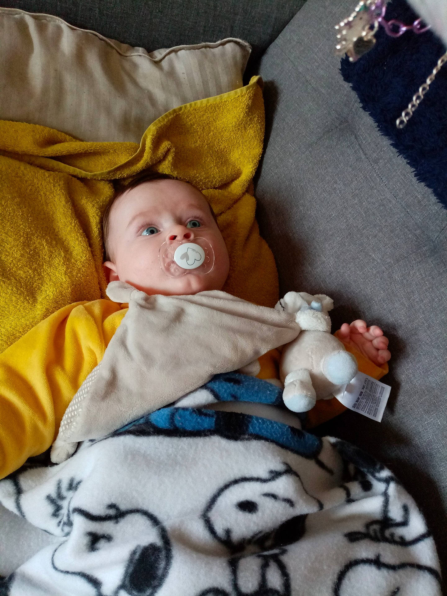 Maël a rejoint le concours — aidez-le/la à gagner de superbes lots ! baby, baby_products, baby_safety, baby_sleeping, baby_toddler_clothing, bedding, bedtime, black, cheek, child, comfort, infant_bed, linens, person, product, room, skin, sleeve, textile, toddler