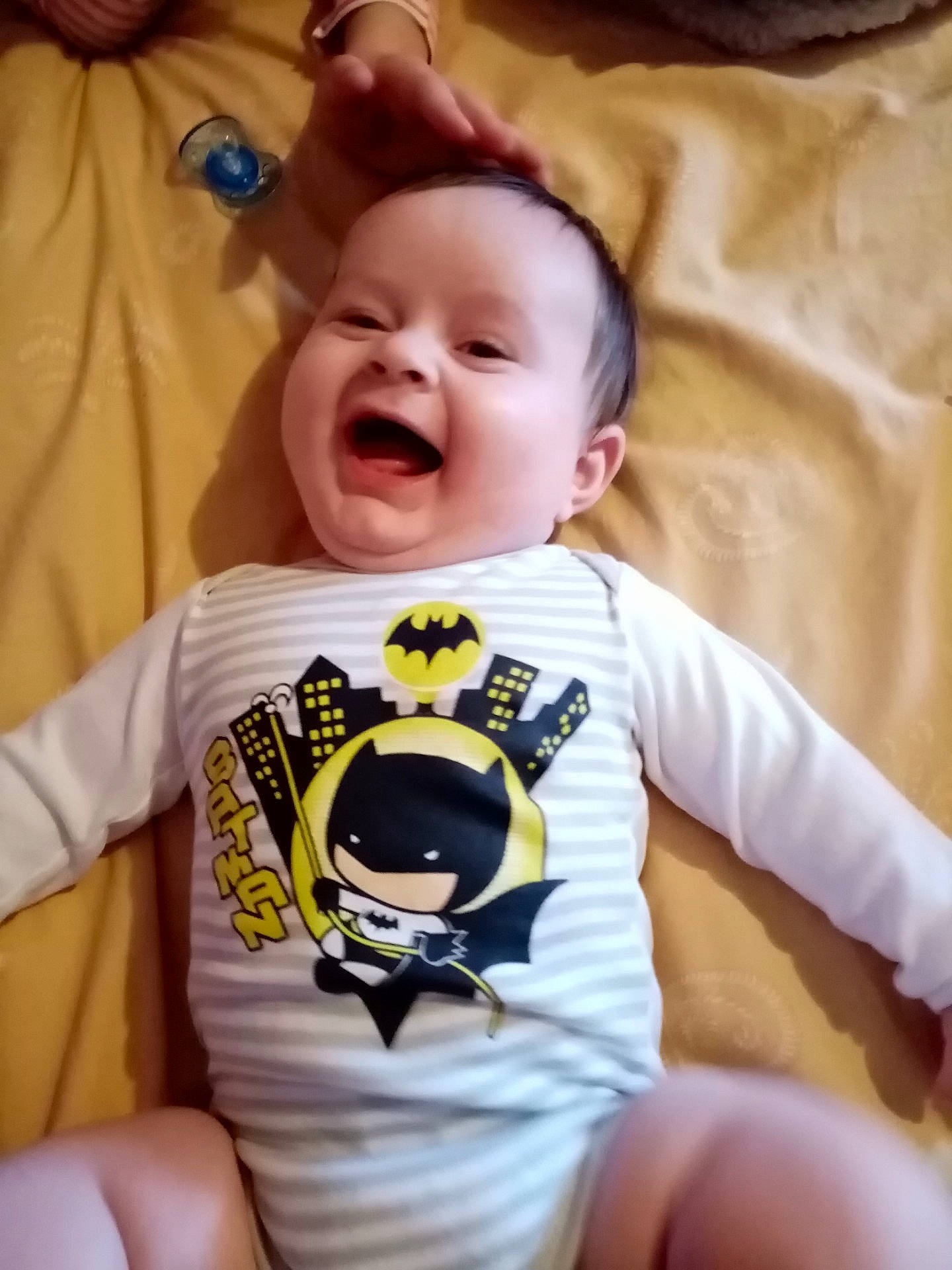 Maël a rejoint le concours — aidez-le/la à gagner de superbes lots ! baby, baby_laughing, baby_toddler_clothing, cheek, child, chin, comfort, cool, eye, finger, fun, happy, laugh, mouth, person, sitting, sleeve, smile, t_shirt, textile