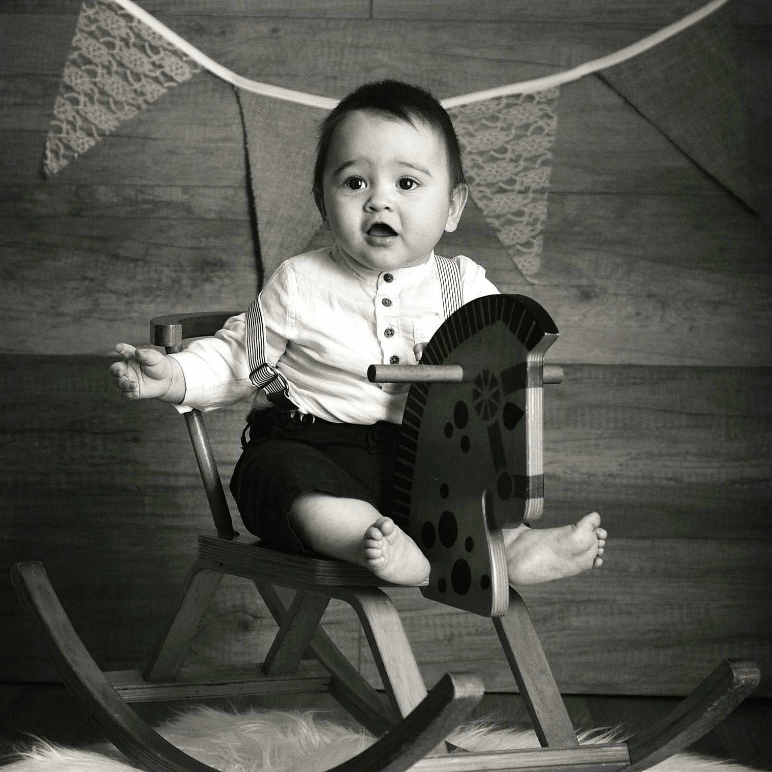 Gabriël participe au concours pour gagner de l'argent avec cette photo : baby, black_and_white, chair, child, child_model, furniture, monochrome, monochrome_photography, person, photography, rocking_chair, sitting, smile, style, swing, toddler