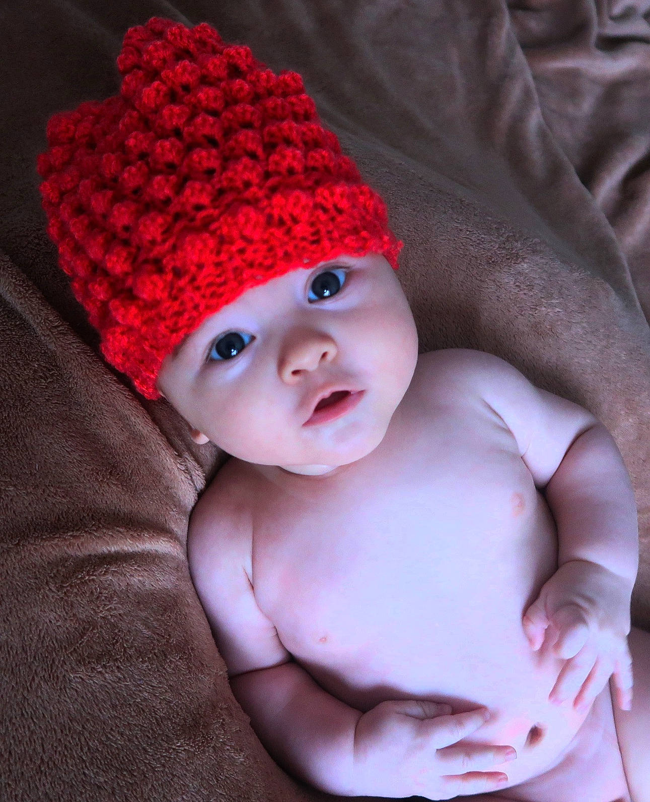 Gabriël participe au concours pour gagner de l'argent avec cette photo : baby, beanie, bonnet, cap, child, costume_accessory, crochet, hat, headgear, headwear, knit_cap, lip, person, red, toddler