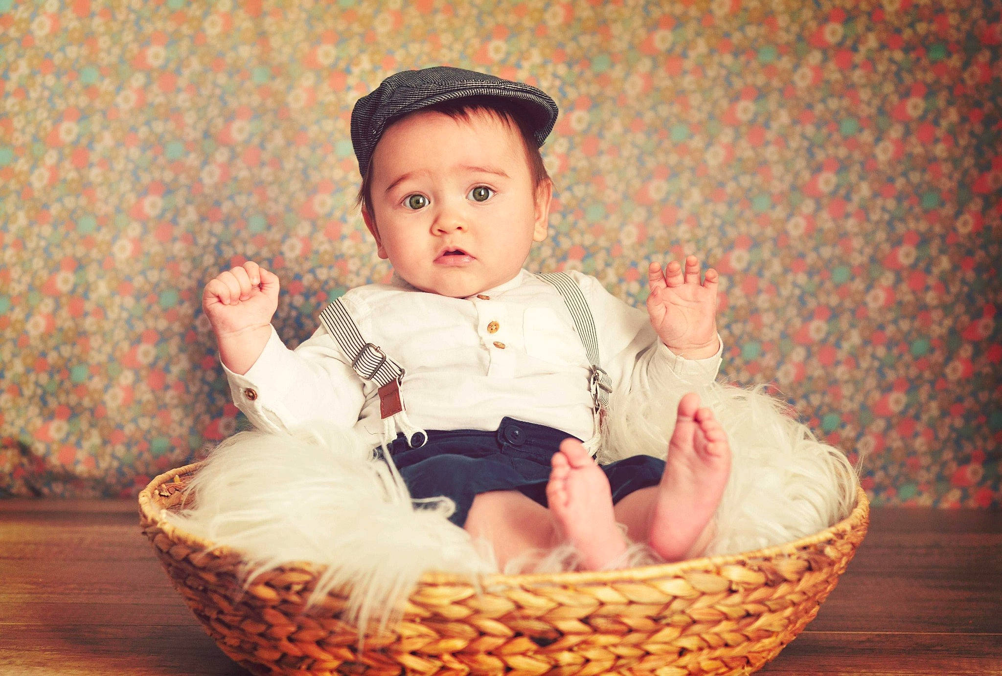 Gabriël a rejoint le concours — aidez-le/la à gagner de superbes lots ! baby, baby_products, baby_toddler_clothing, basket, child, child_model, happy, person, photography, sitting, smile, toddler, wicker
