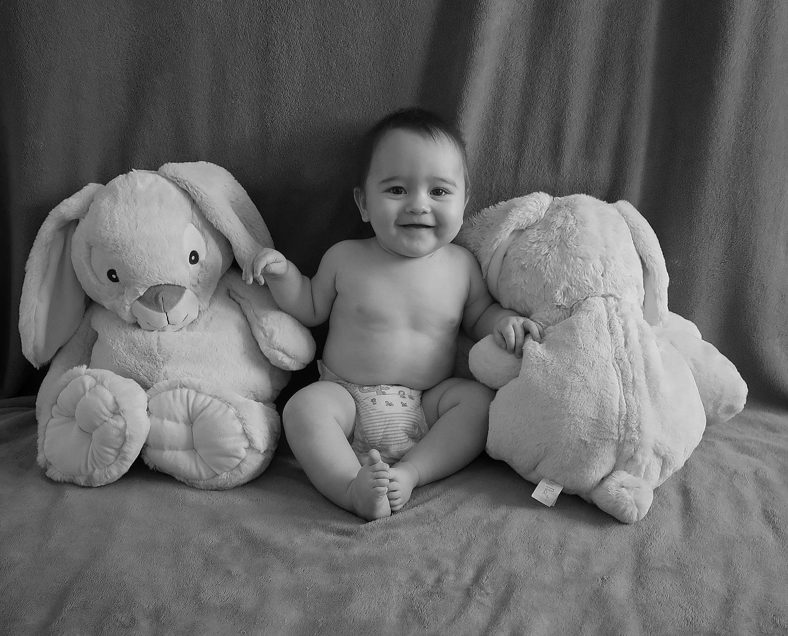Gabriël participe au concours pour gagner de l'argent avec cette photo : baby, black_and_white, child, joy, monochrome, monochrome_photography, person, photograph, photography, sibling, sitting, smile, stuffed_toy, style, teddy_bear, toddler, toy, white
