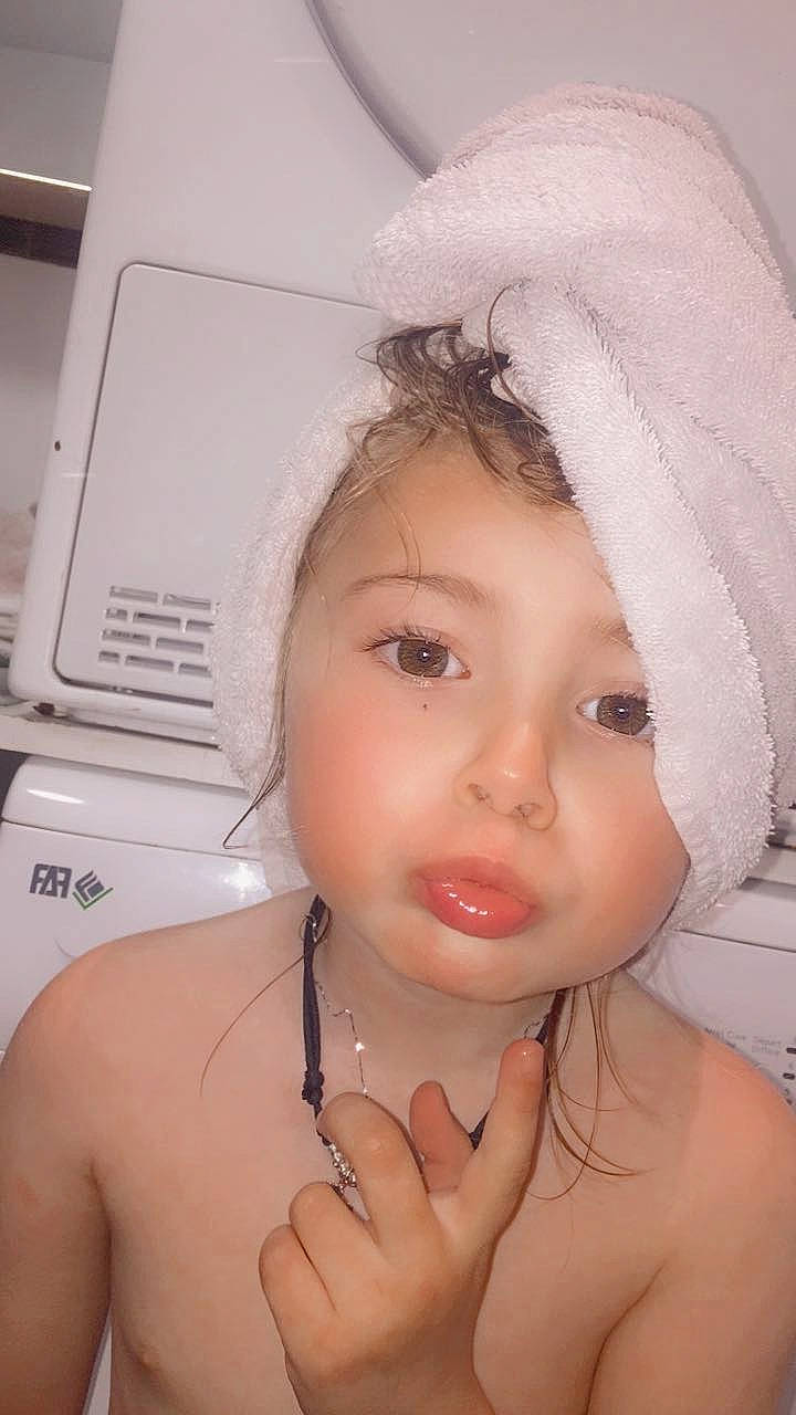 April a rejoint le concours — aidez-le/la à gagner de superbes lots ! cheek, chin, ear, eye, eyebrow, eyelash, flash_photography, forehead, happy, headwear, human_body, iris, jaw, lip, mouth, muscle, neck, nose, organ, person