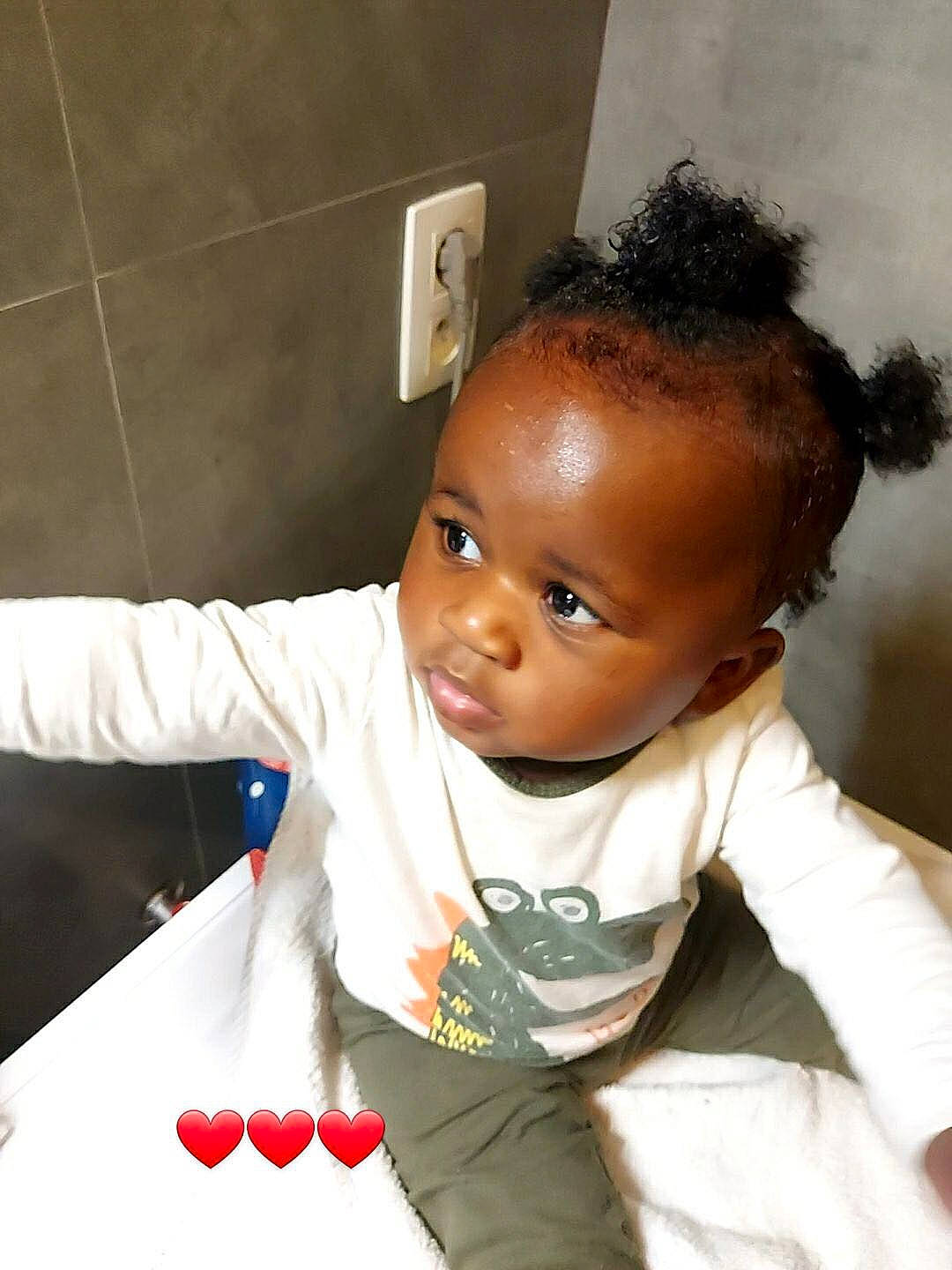 Chanty participe au concours pour gagner de l'argent avec cette photo : arm, baby, baby_toddler_clothing, cheek, child, chin, eyebrow, eyelash, flash_photography, forehead, fun, gesture, hairstyle, happy, head, nose, person, skin, sleeve, t_shirt