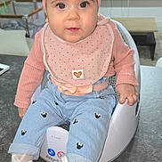 Aylie a rejoint le concours — aidez-le/la à gagner de superbes lots ! baby, infant, child, bib, headband, bow, highchair, white_shoes, jeans, pink_clothing, polka_dot, seat, tabletop, countertop, living_room, television, screen, cute, portrait, hand