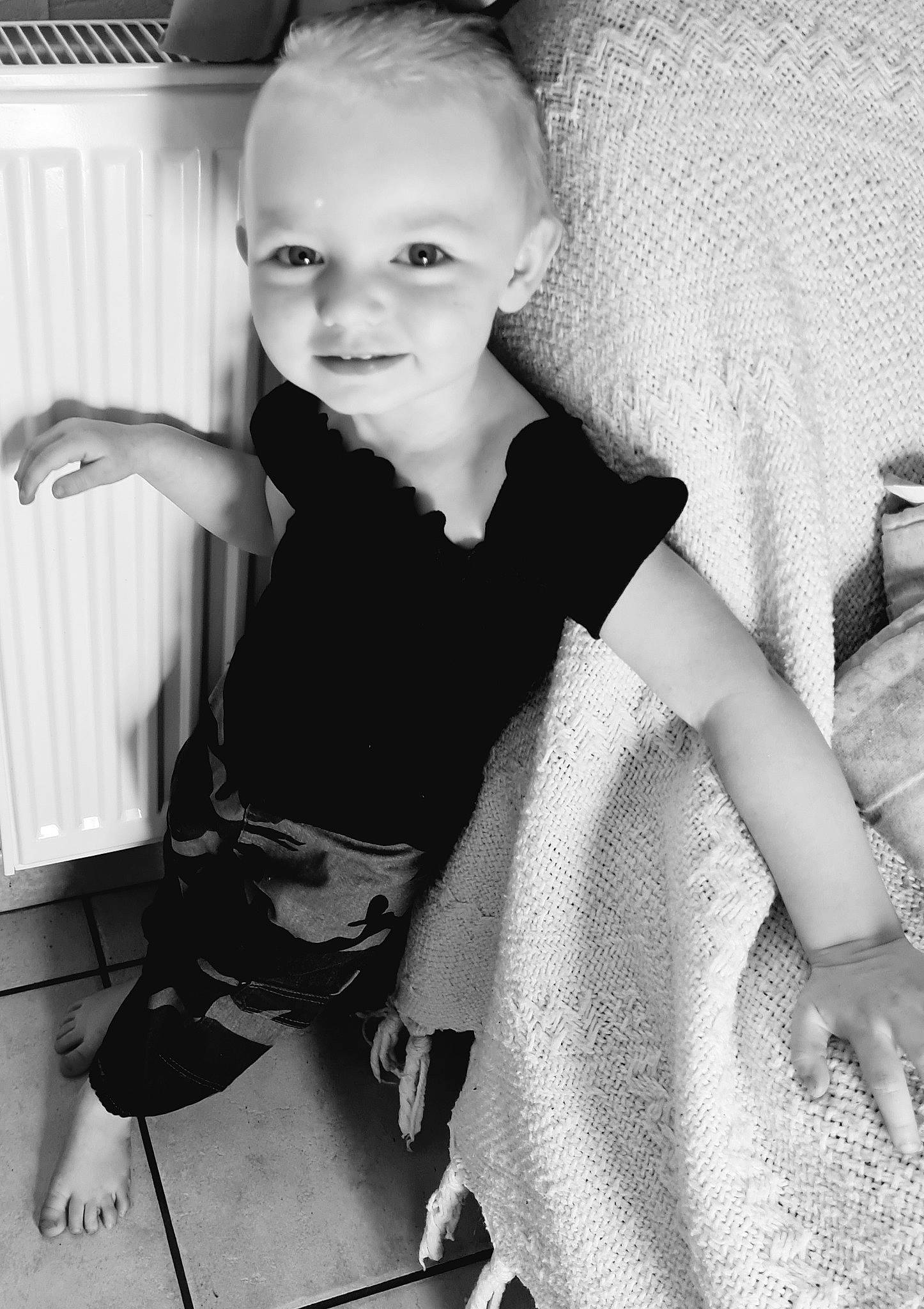 Abigaelle participe au concours pour gagner de l'argent avec cette photo : arm, black_and_white, eye, eyebrow, face, flash_photography, gesture, hair, hairstyle, hand, head, iris, joint, leg, neck, person, shoulder, sleeve, smile, standing