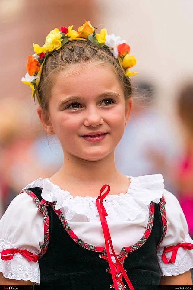 Chloé participe au concours pour gagner de l'argent avec cette photo : beauty, child, costume, crown, fashion_accessory, flower, fun, girl, hair_accessory, hairstyle, happiness, headgear, headpiece, human_hair_color, joy, person, plant, skin, smile, tradition