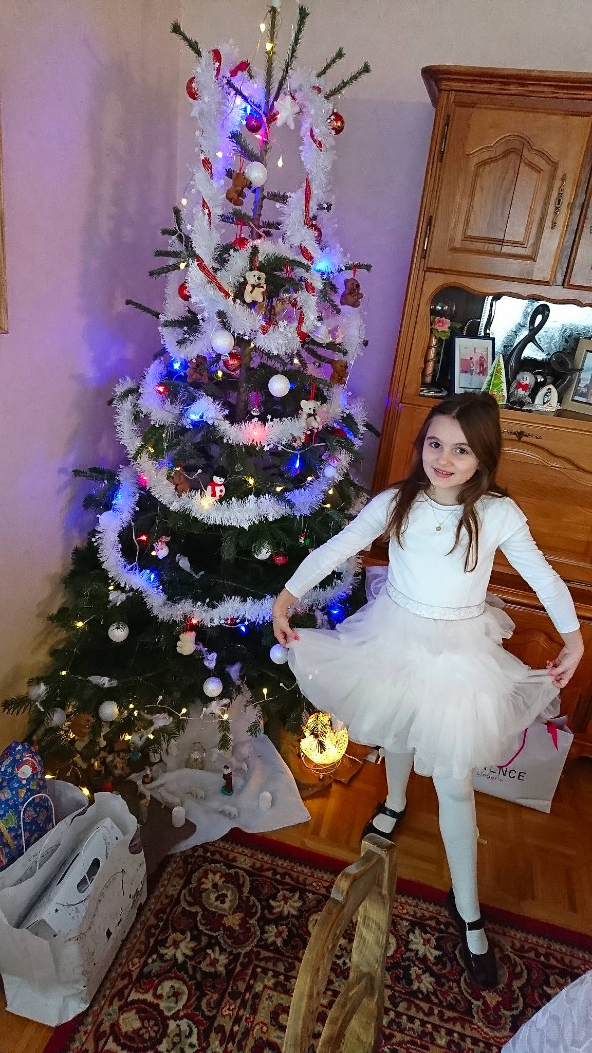 Chloé a rejoint le concours — aidez-le/la à gagner de superbes lots ! christmas, christmas_decoration, christmas_tree, decor, event, holiday, joy, person, tree